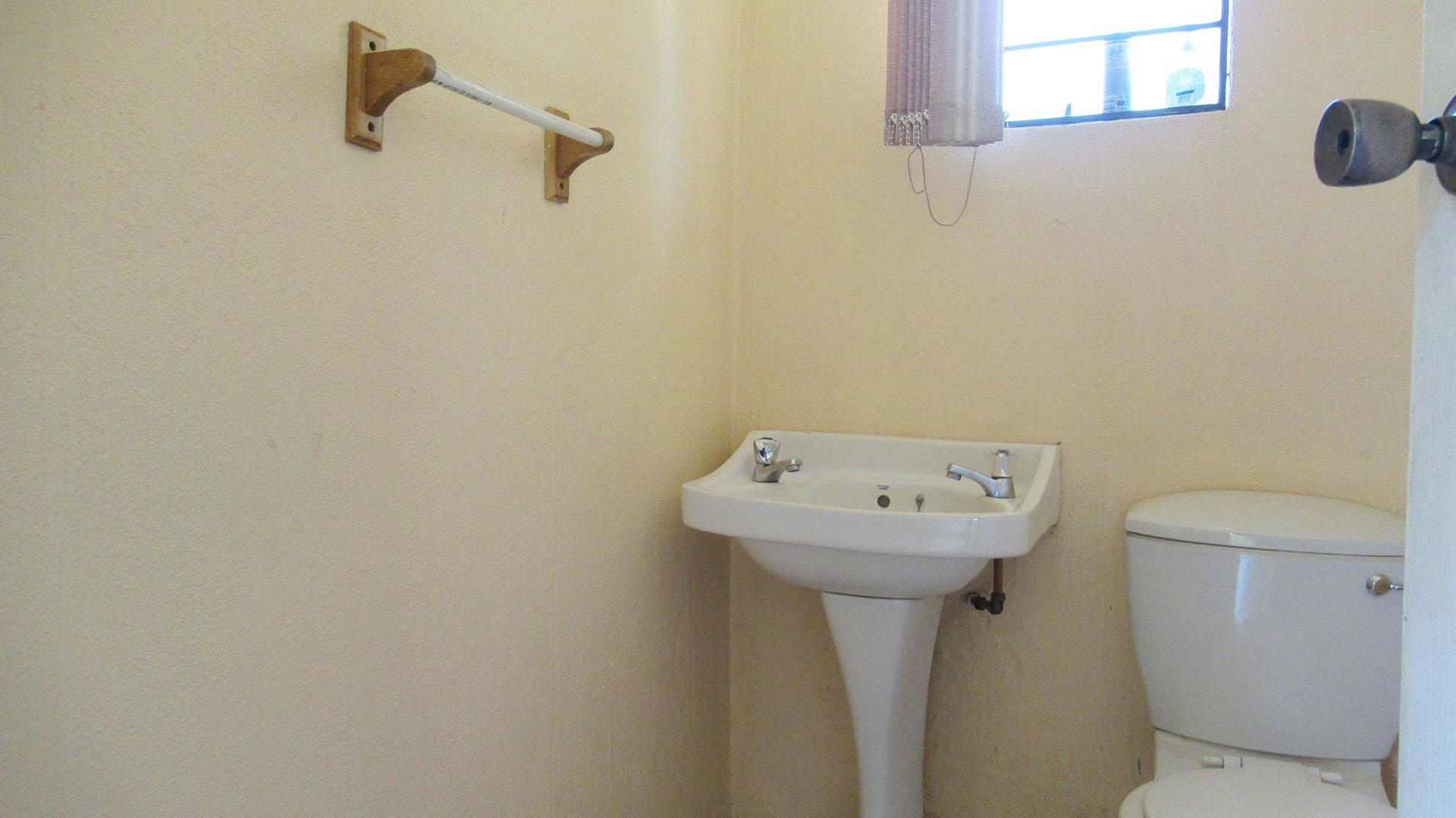 Bathroom 1 - 9 square meters of property in Princess A.H.