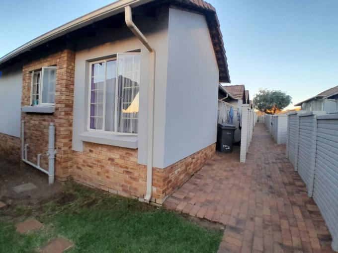 2 Bedroom Sectional Title for Sale For Sale in Kosmosdal - MR669217