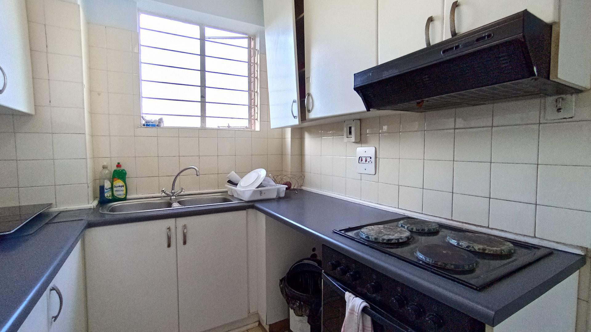 Kitchen - 7 square meters of property in Essenwood
