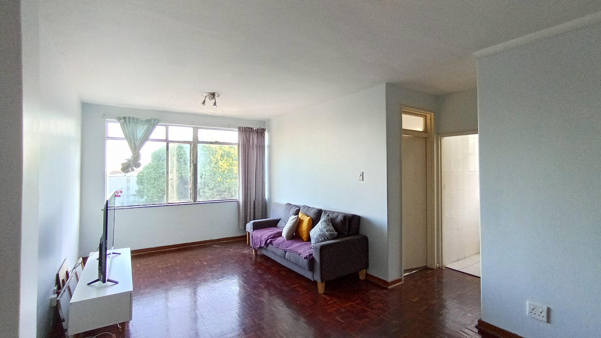 Lounges - 23 square meters of property in Essenwood