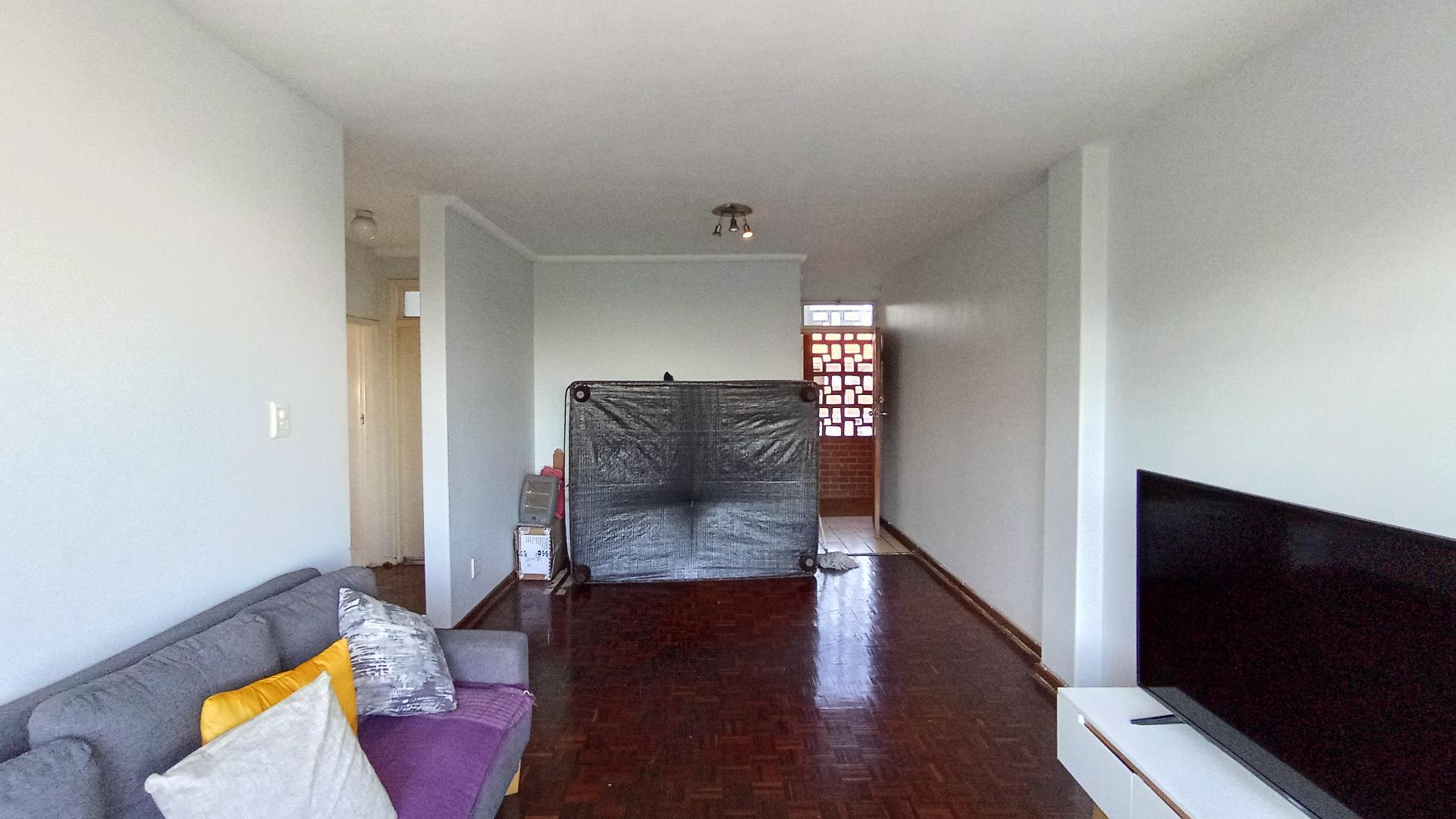 Lounges - 23 square meters of property in Essenwood