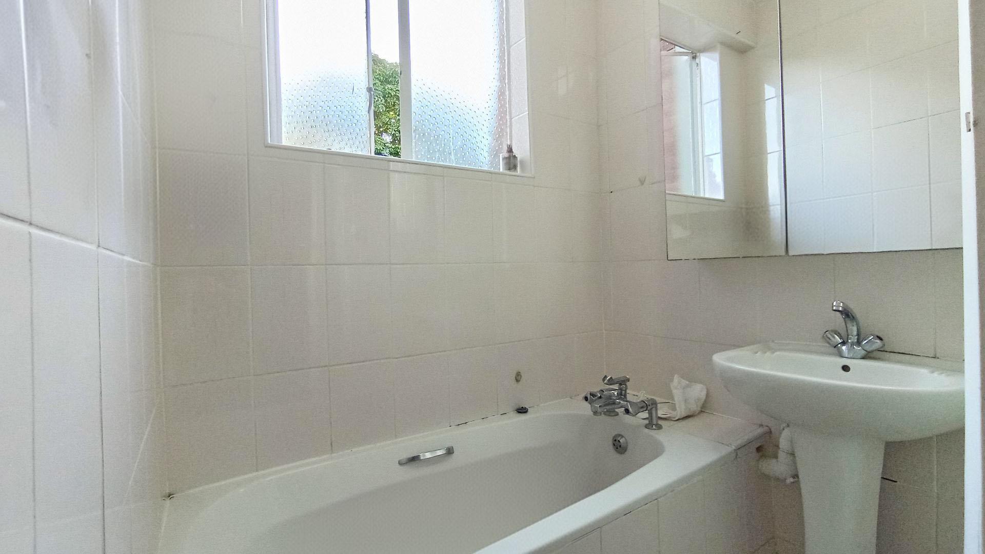 Bathroom 1 - 7 square meters of property in Essenwood