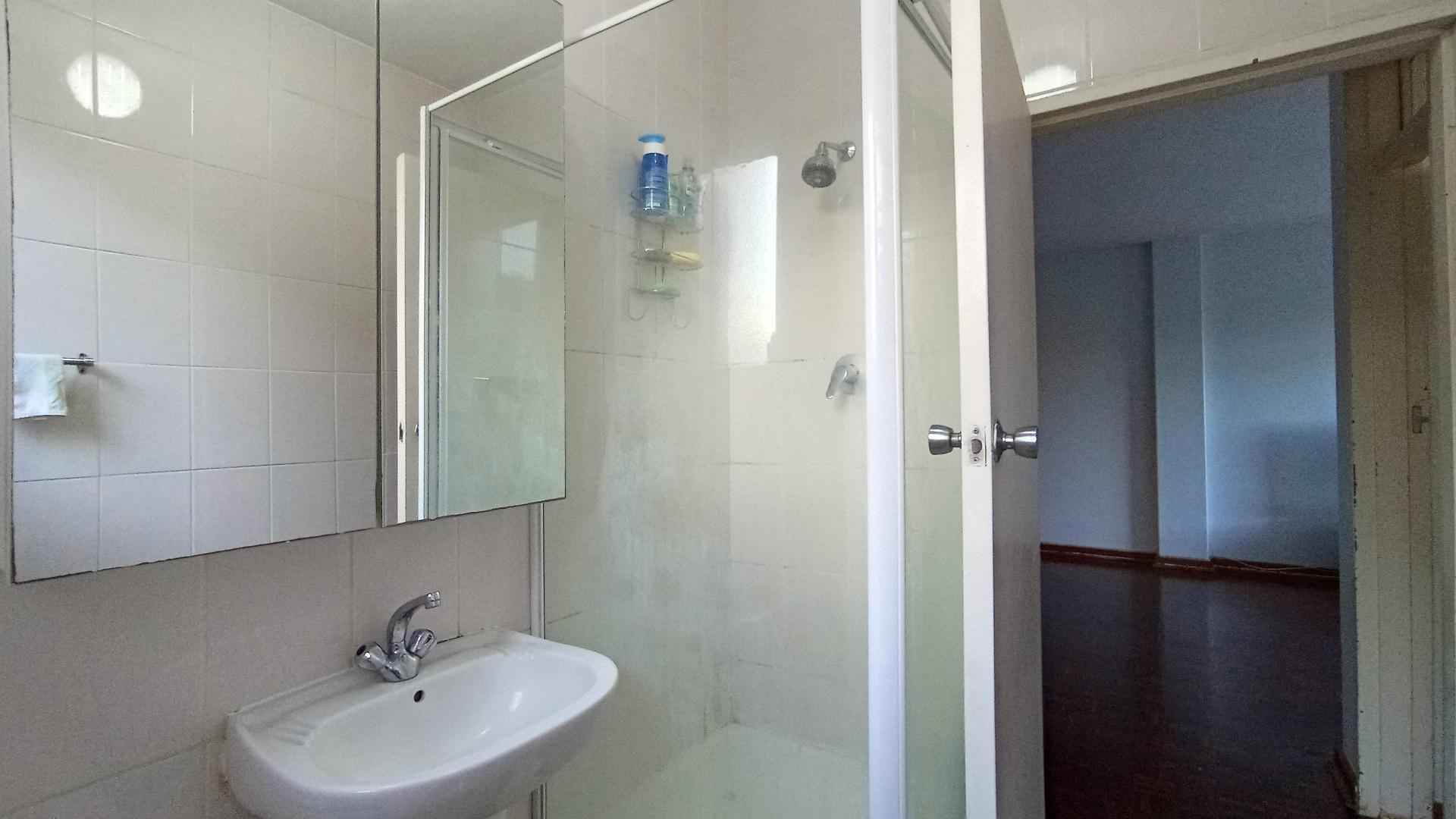 Bathroom 1 - 7 square meters of property in Essenwood