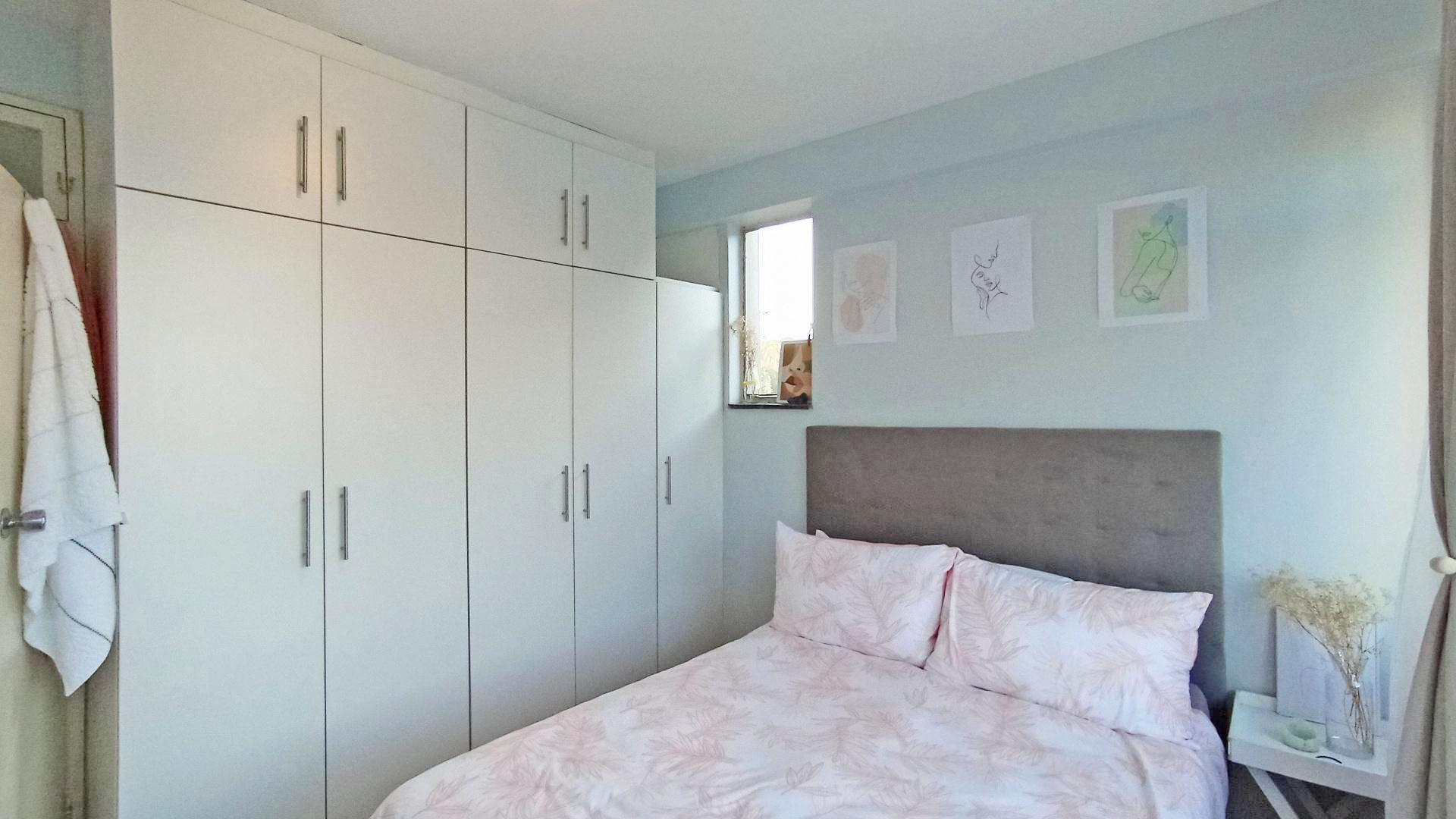 Bed Room 2 - 12 square meters of property in Essenwood