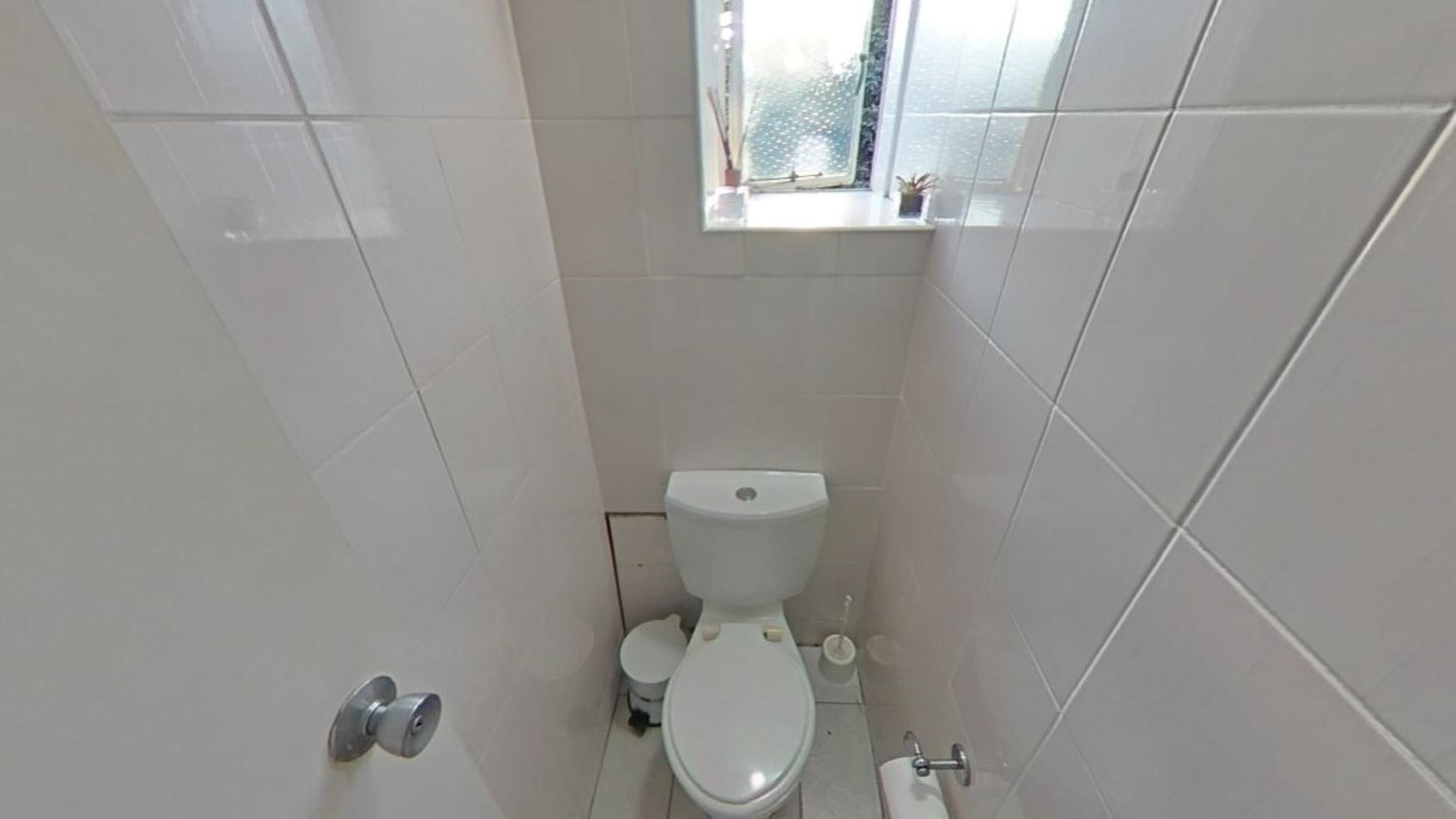 Bathroom 1 - 7 square meters of property in Essenwood