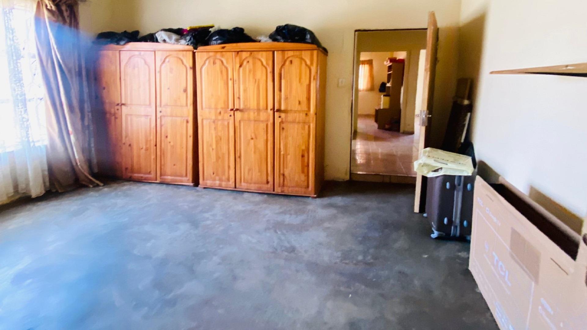 Bed Room 2 of property in Langaville