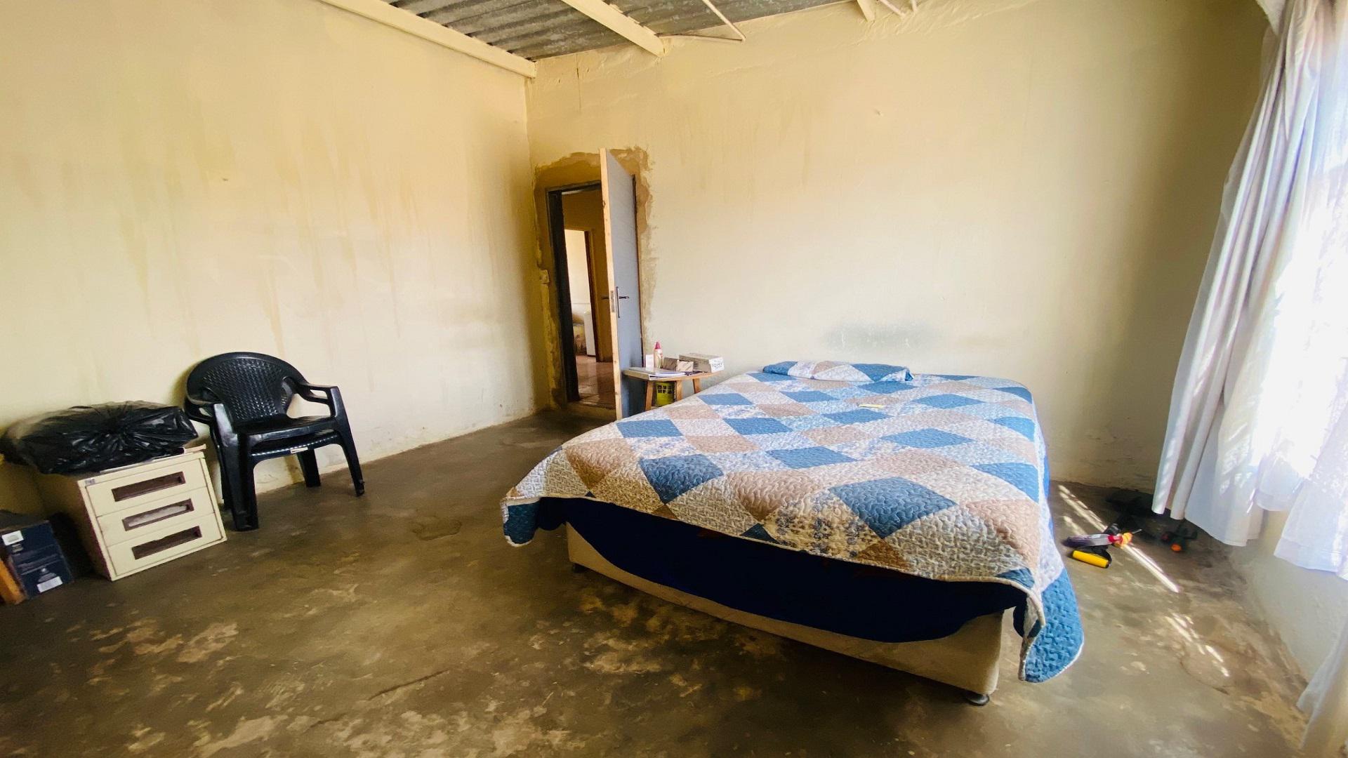 Bed Room 1 of property in Langaville