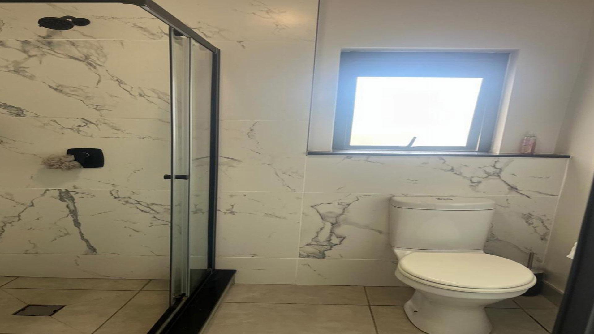 Bathroom 1 of property in Midrand Estates