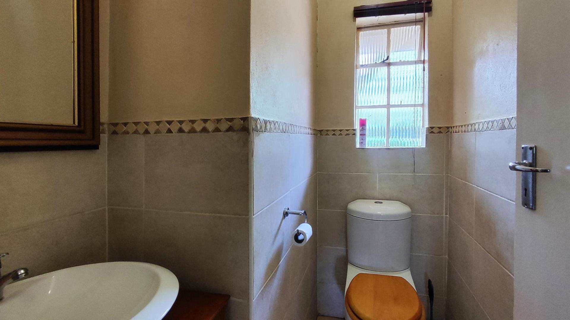 Bathroom 1 - 6 square meters of property in De Deur