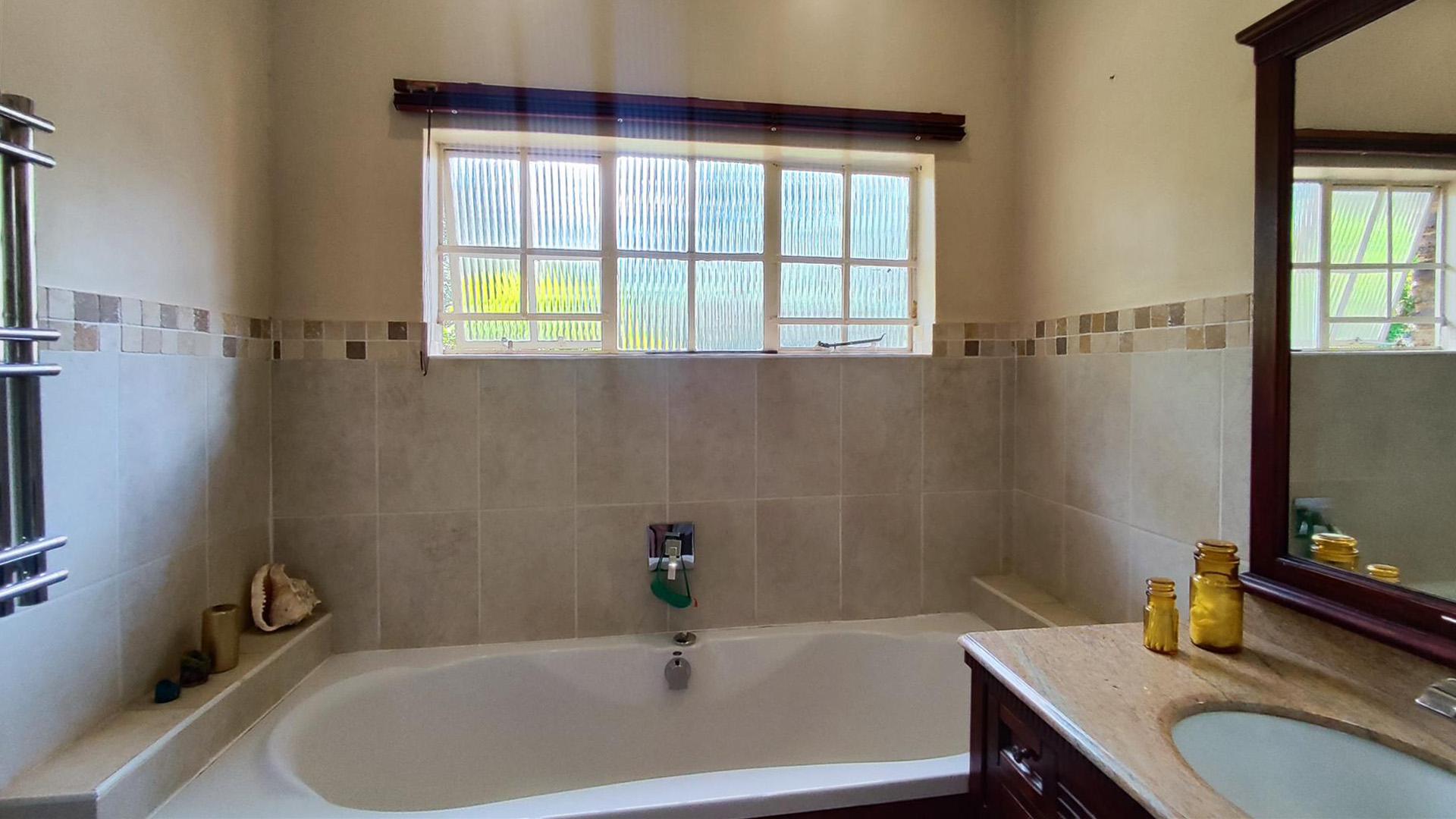 Bathroom 2 - 9 square meters of property in De Deur