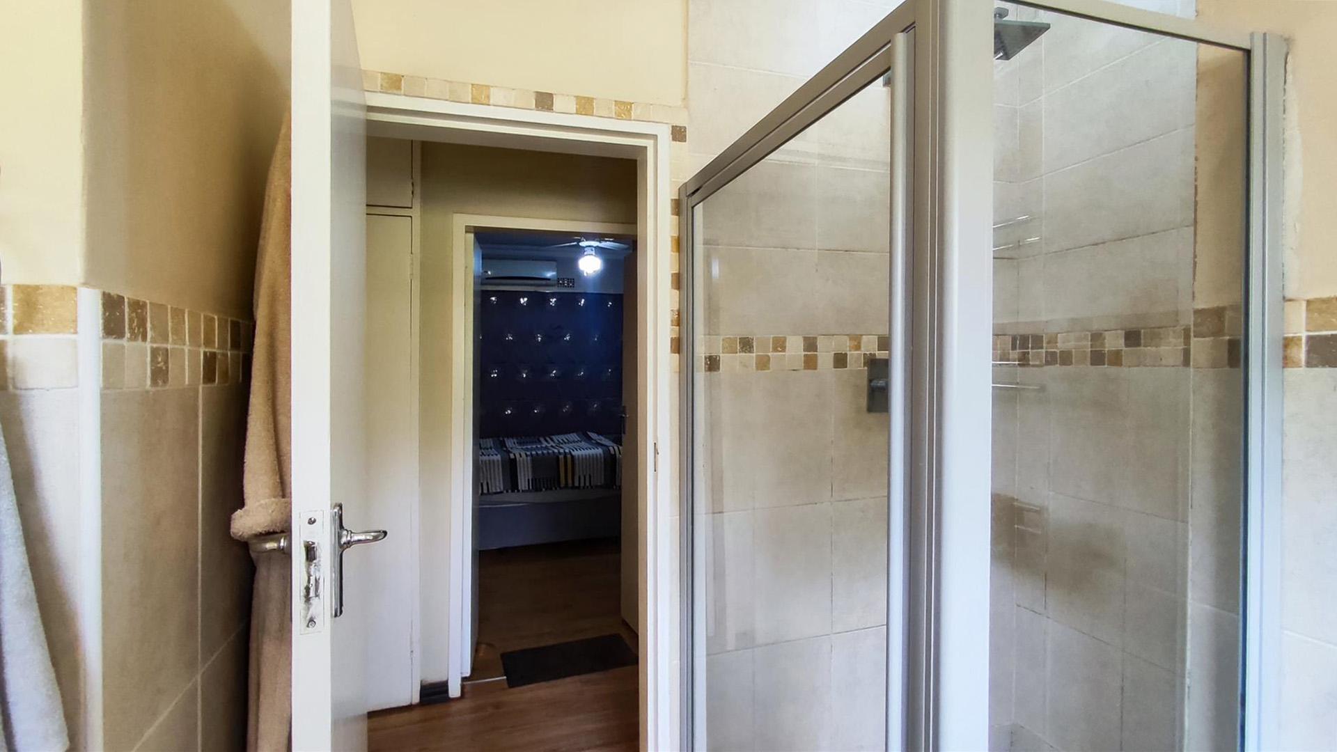 Bathroom 2 - 9 square meters of property in De Deur