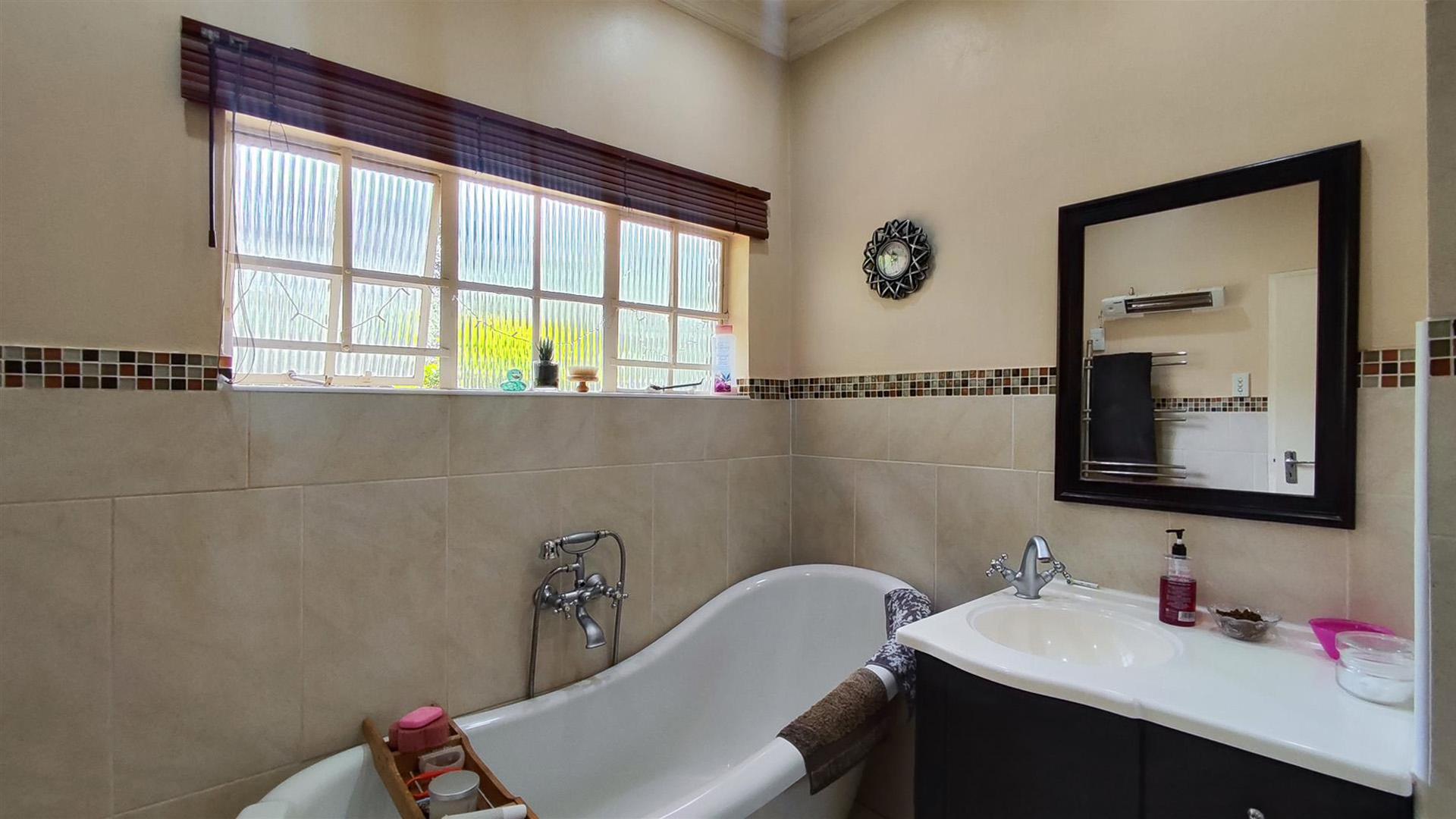 Main Bathroom - 6 square meters of property in De Deur
