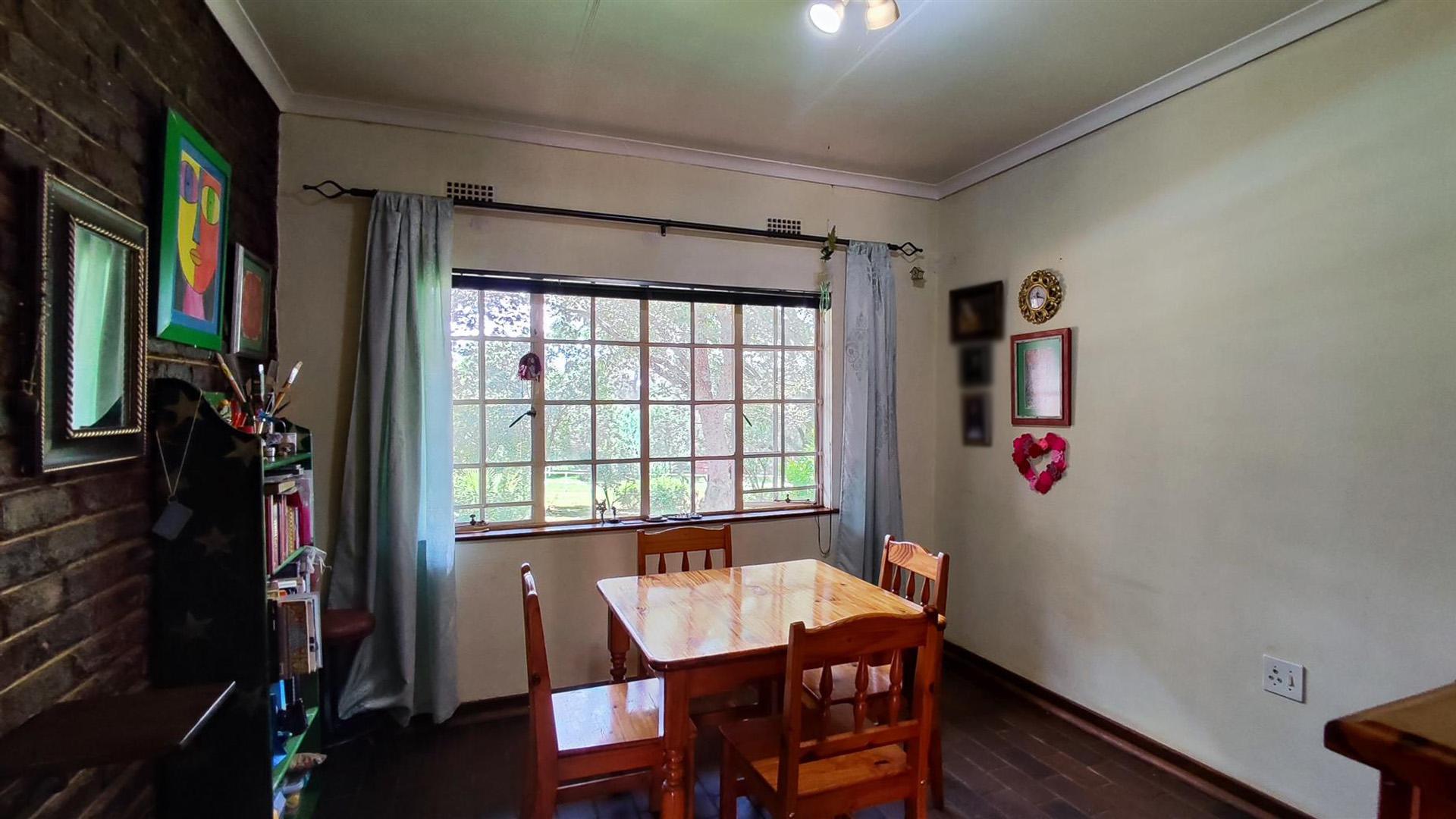 Dining Room - 28 square meters of property in De Deur
