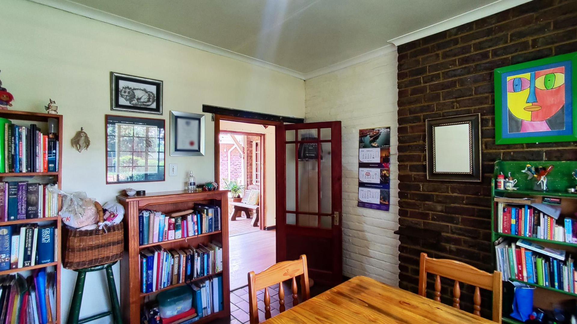 Dining Room - 28 square meters of property in De Deur