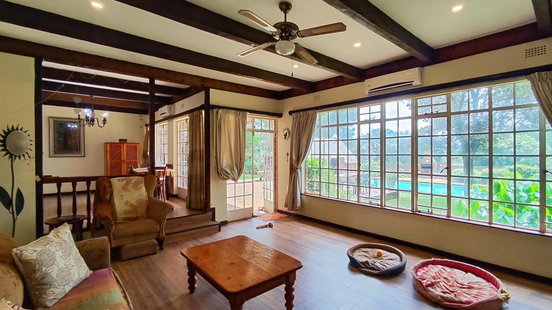 Lounges - 49 square meters of property in De Deur