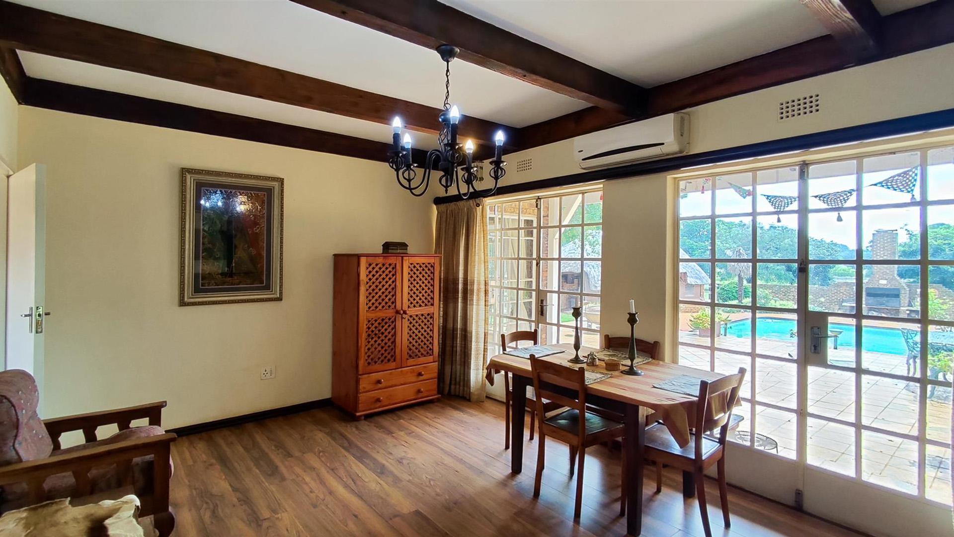 Dining Room - 28 square meters of property in De Deur