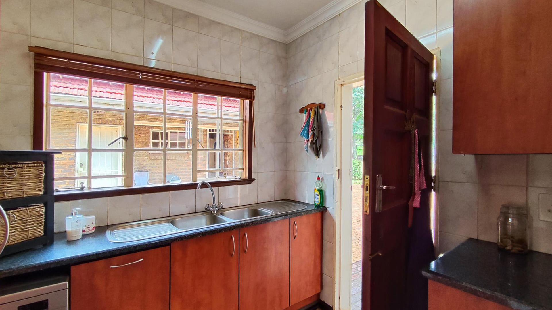 Scullery - 8 square meters of property in De Deur