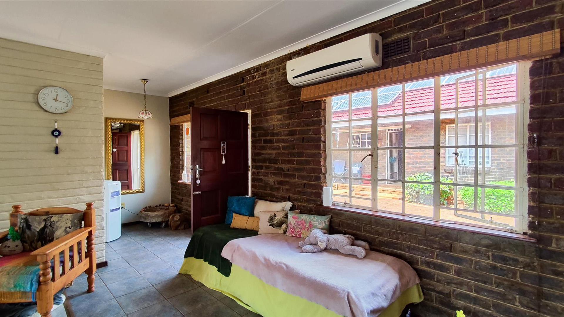 Lounges - 49 square meters of property in De Deur