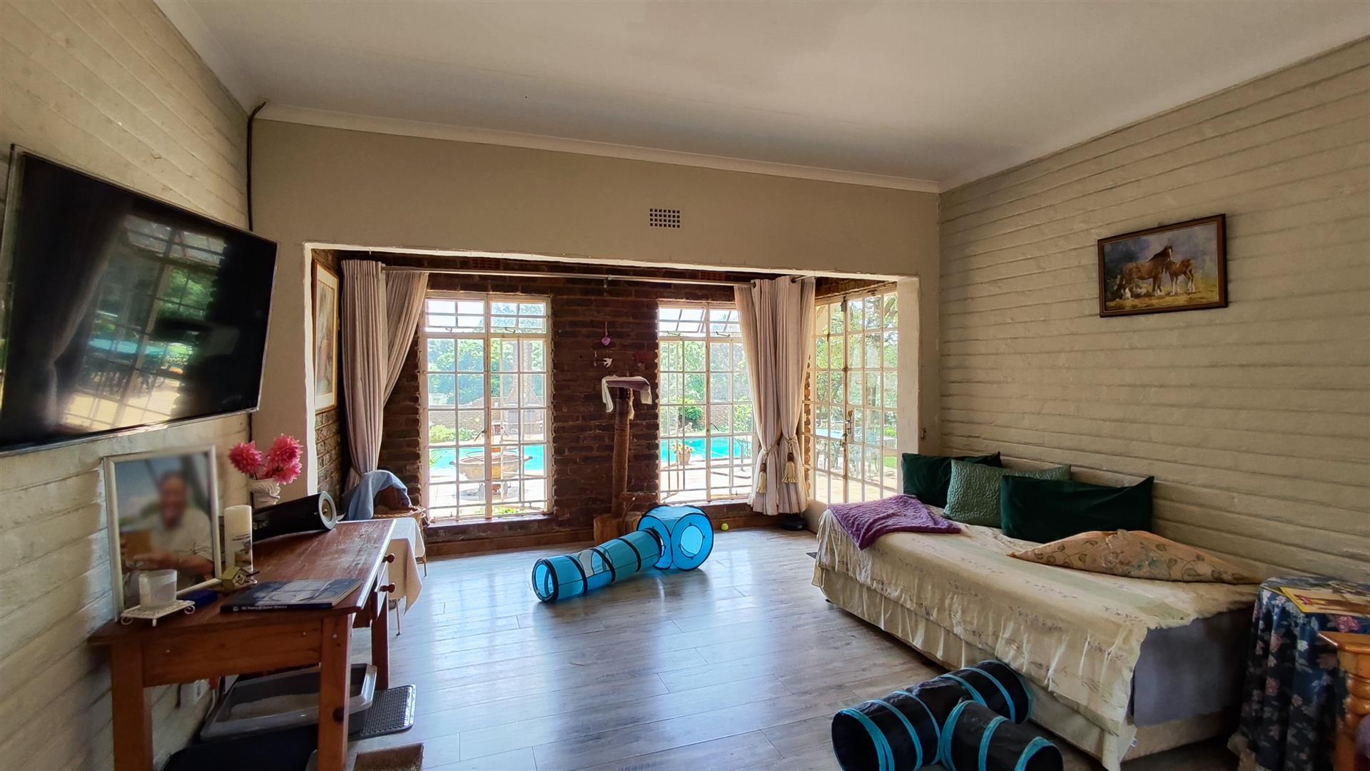 Lounges - 49 square meters of property in De Deur