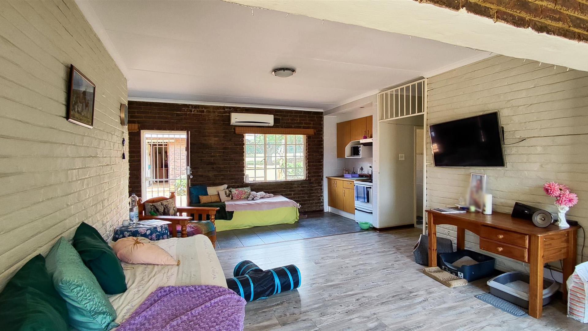 Lounges - 49 square meters of property in De Deur