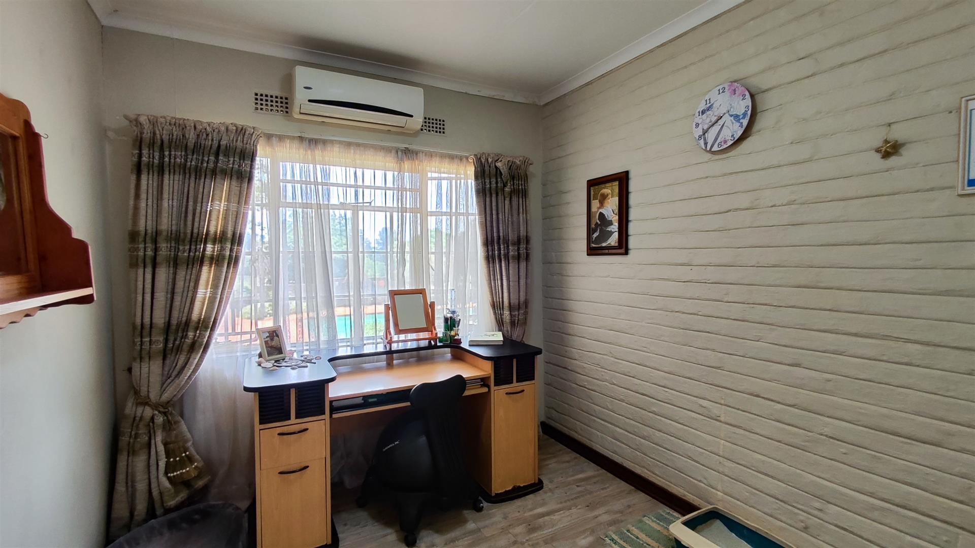 Bed Room 1 - 25 square meters of property in De Deur