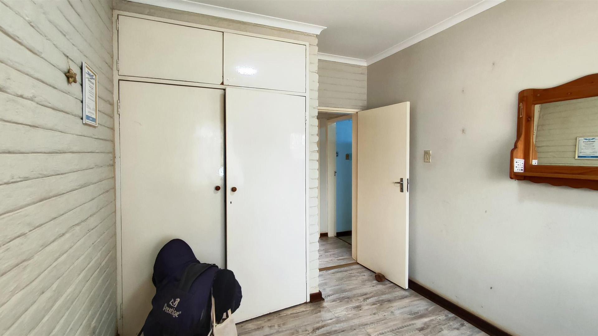 Bed Room 1 - 25 square meters of property in De Deur