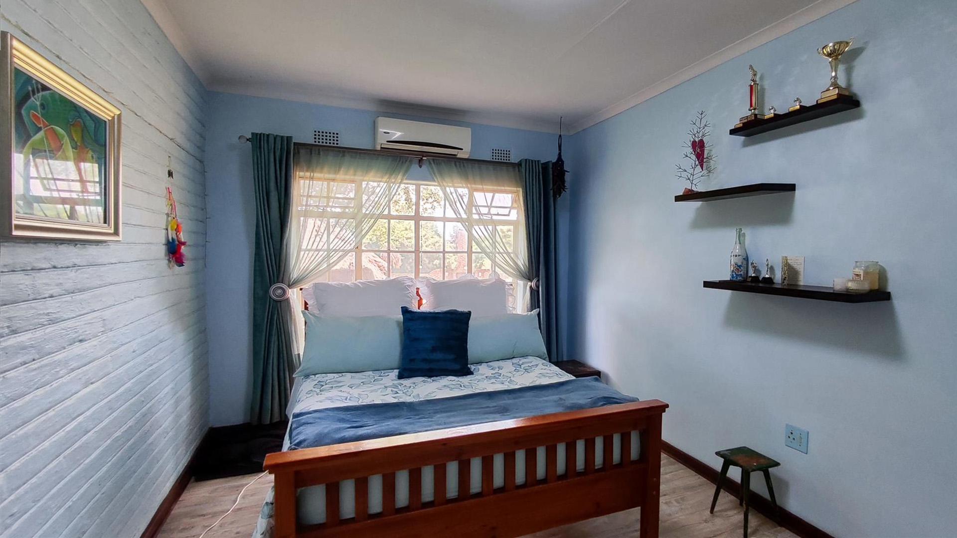 Bed Room 2 - 30 square meters of property in De Deur