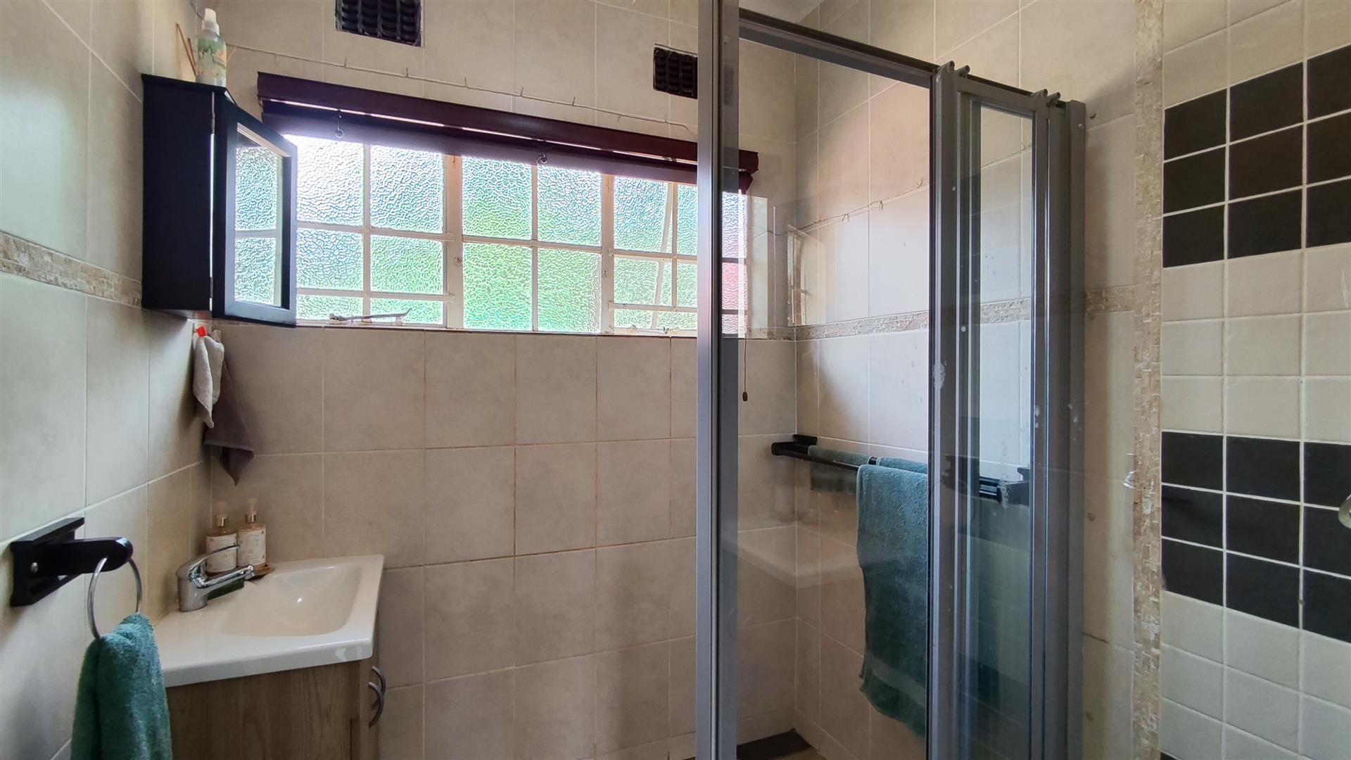 Bathroom 1 - 6 square meters of property in De Deur