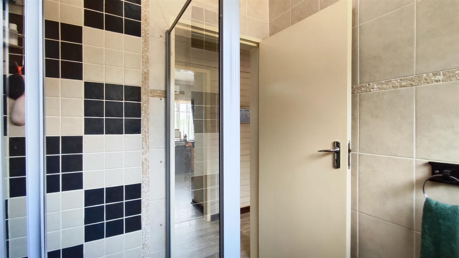 Bathroom 1 - 6 square meters of property in De Deur