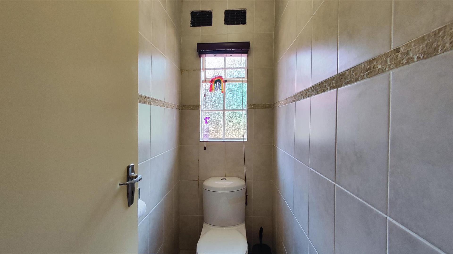 Bathroom 2 - 9 square meters of property in De Deur