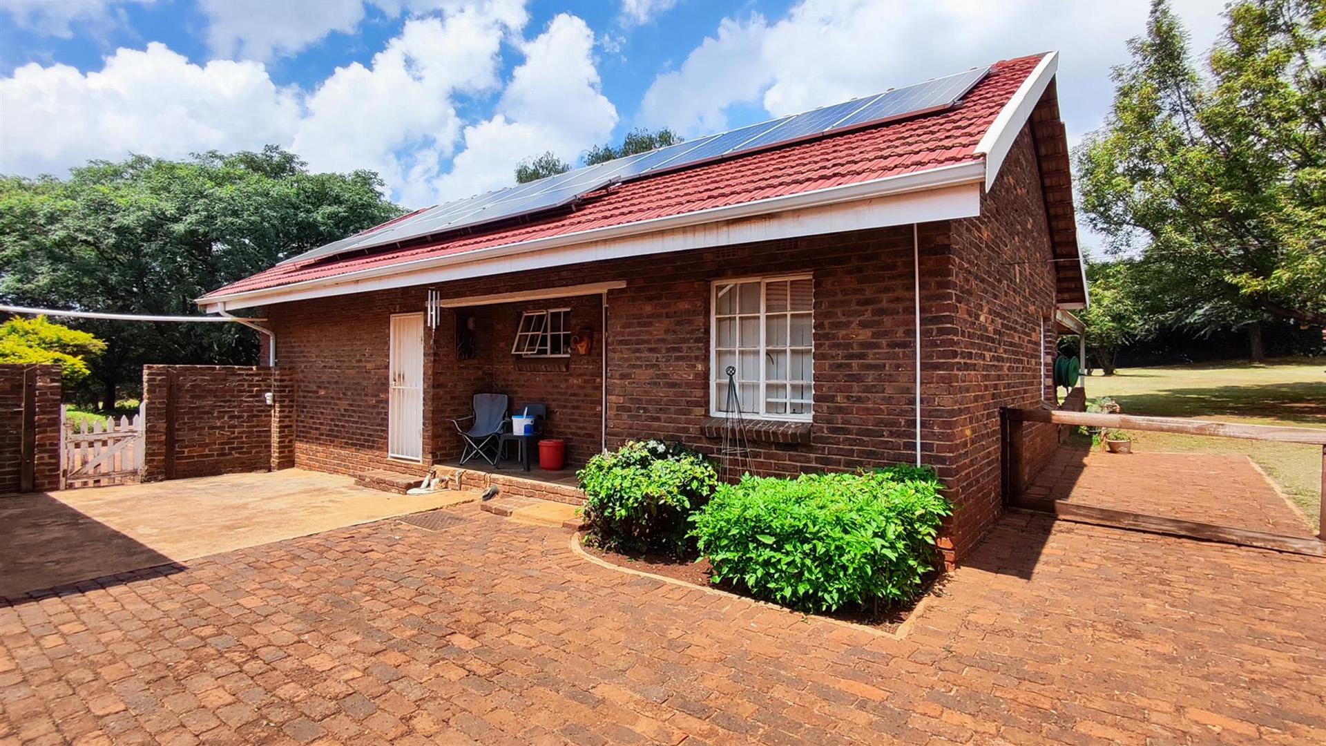 Front View of property in De Deur