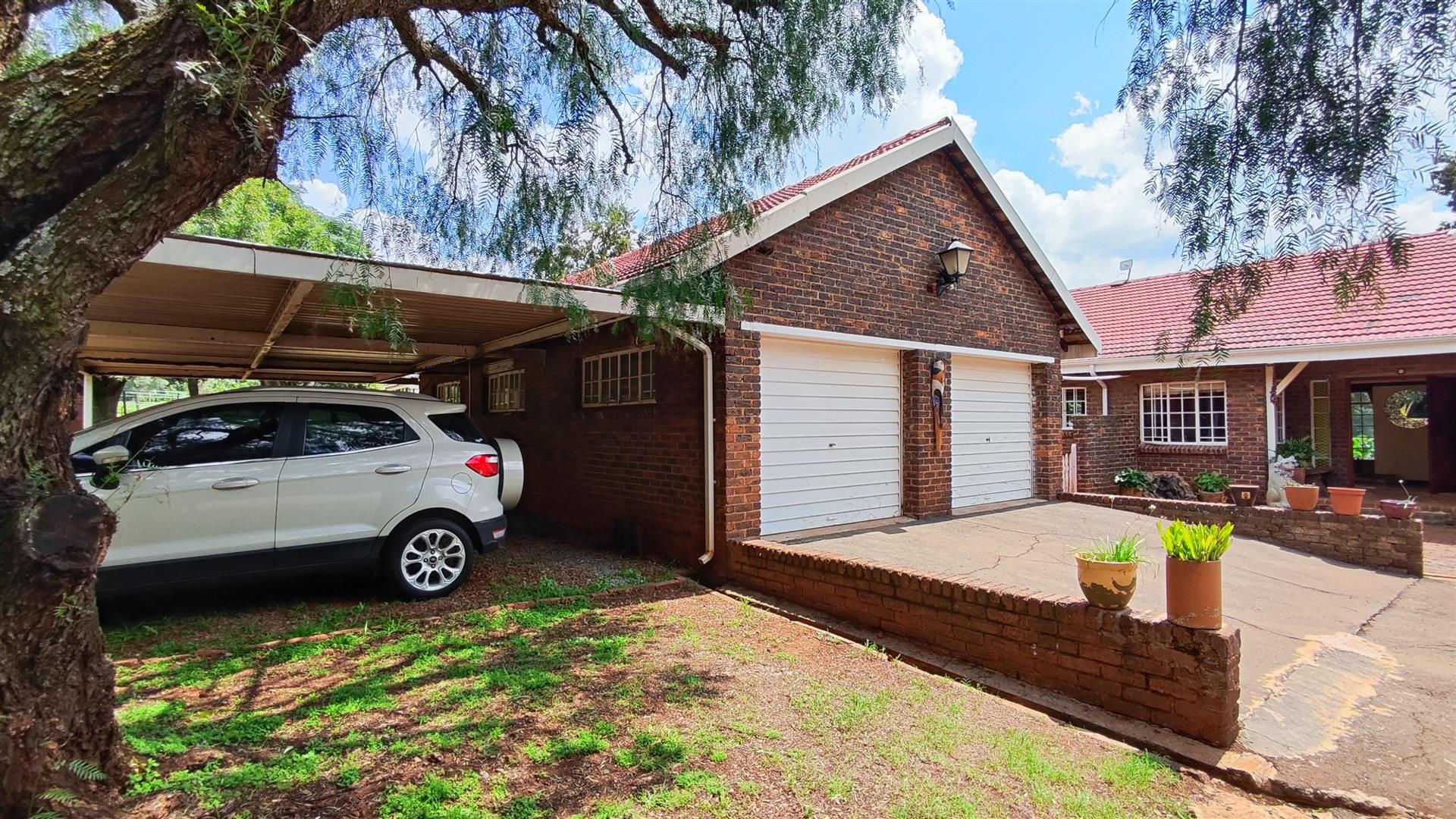 Front View of property in De Deur