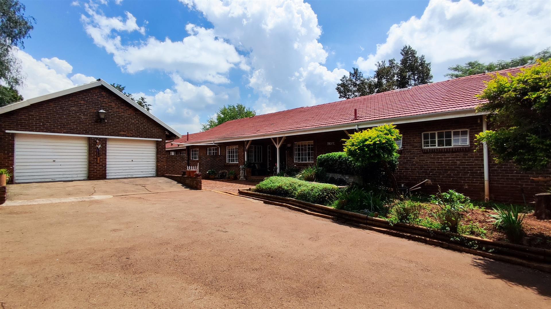 Front View of property in De Deur