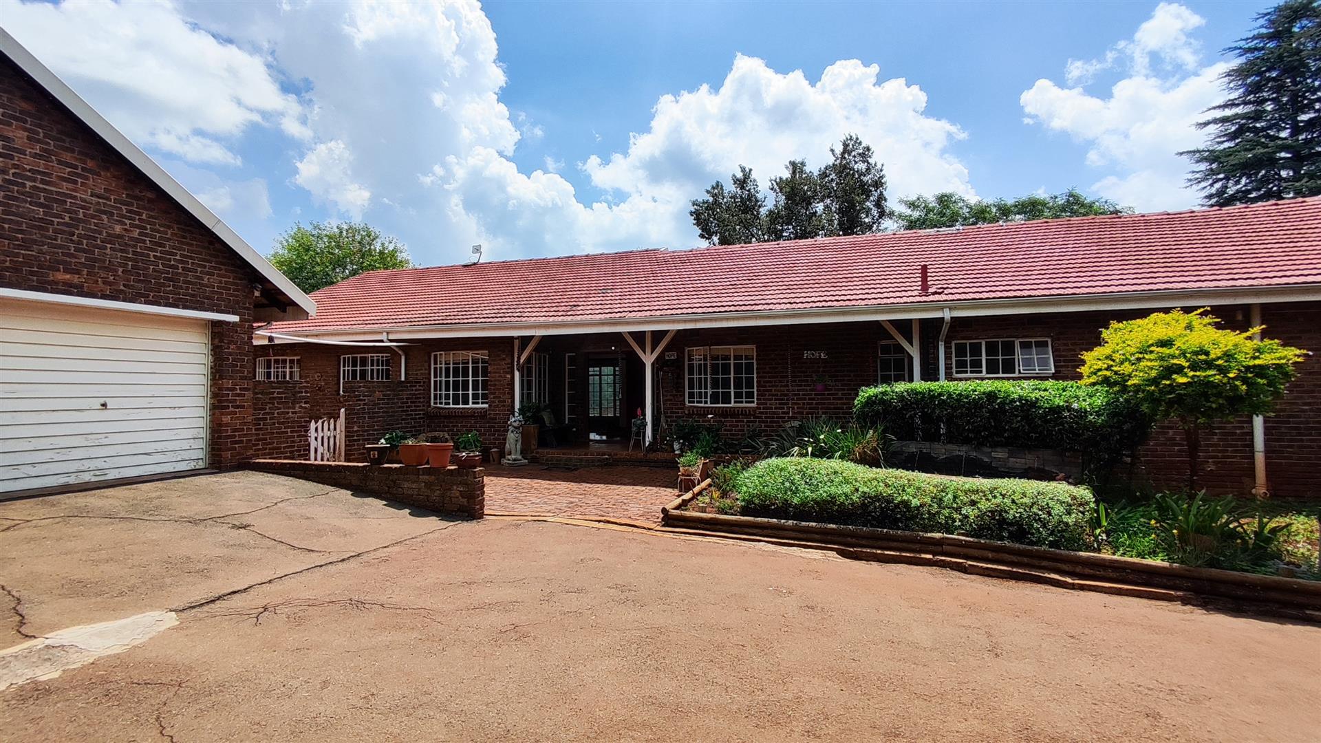 Front View of property in De Deur