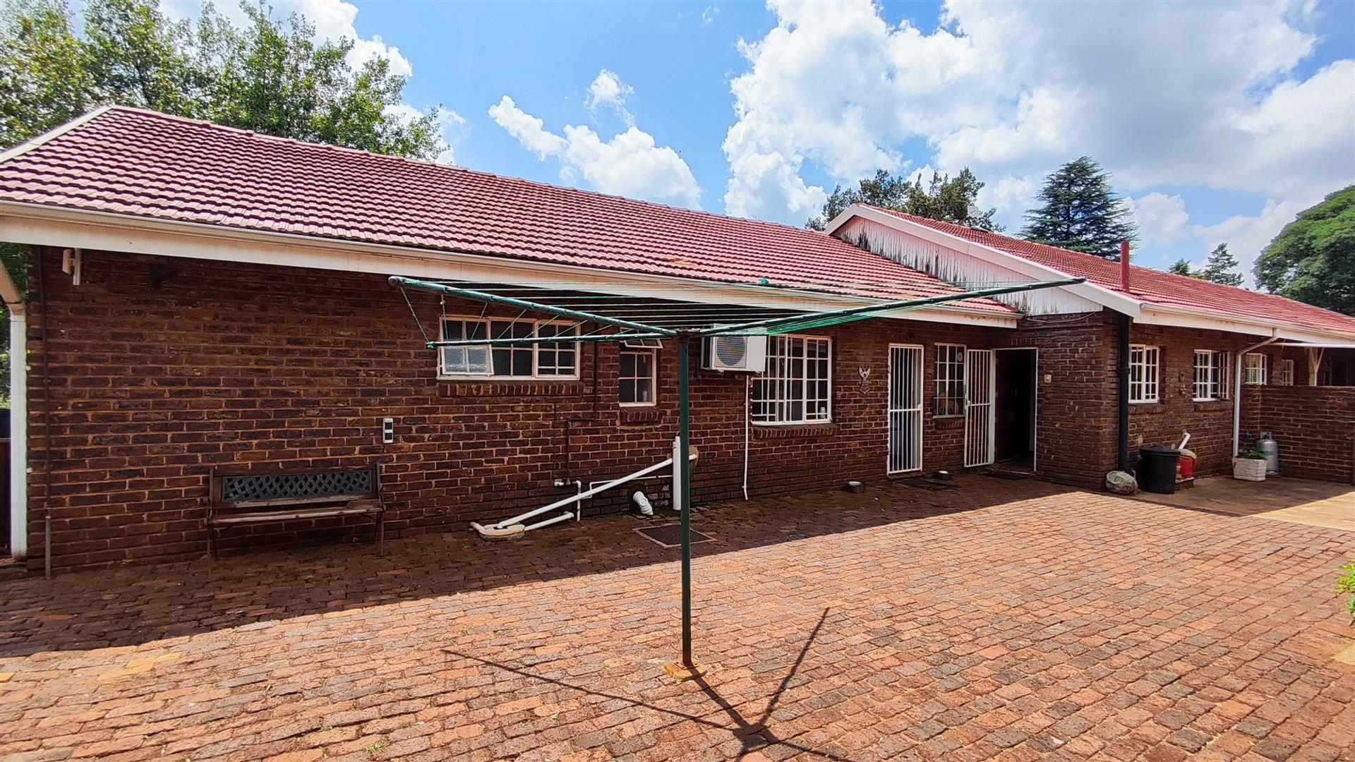 Front View of property in De Deur