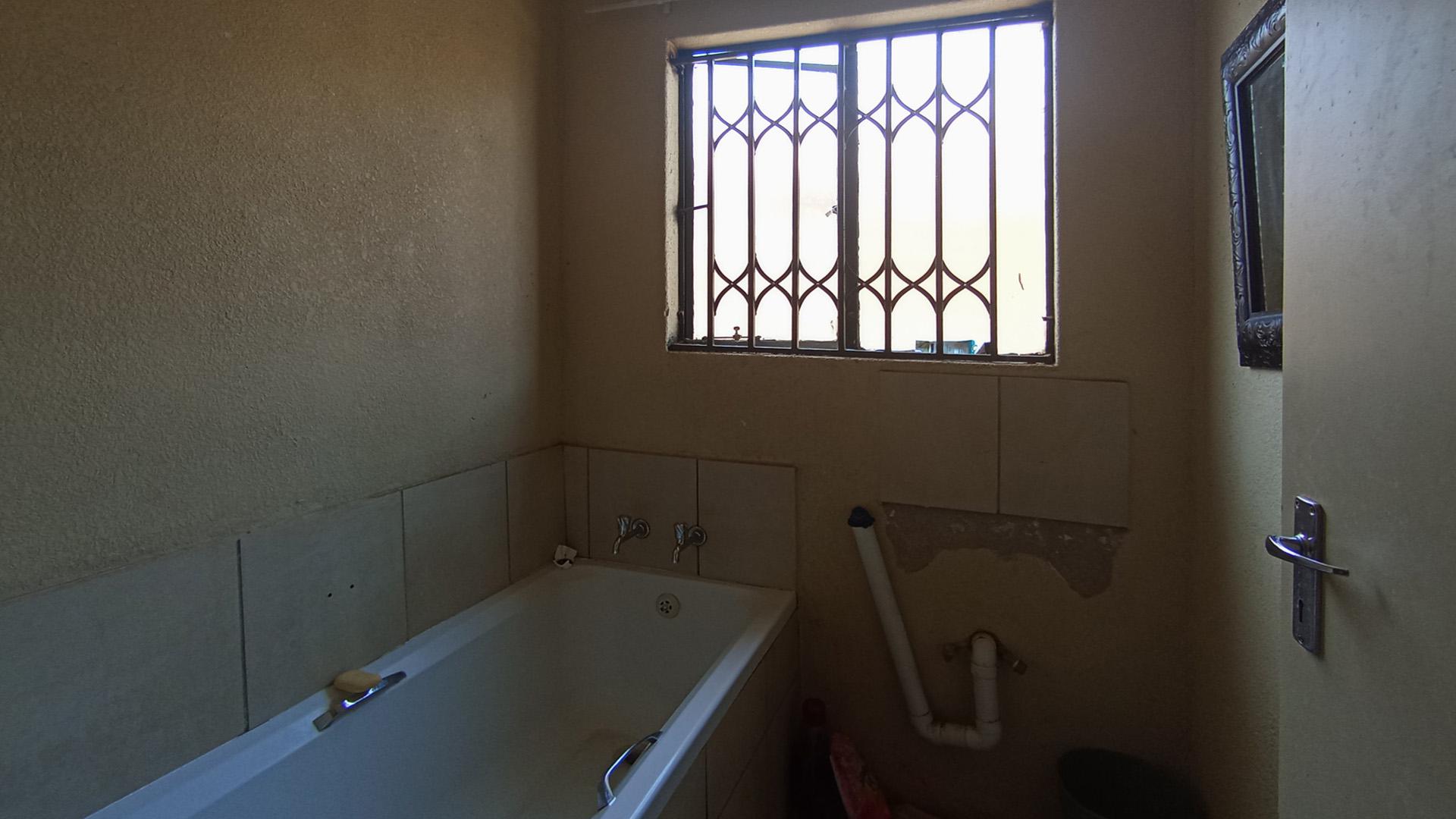 Bathroom 1 - 4 square meters of property in Soshanguve East