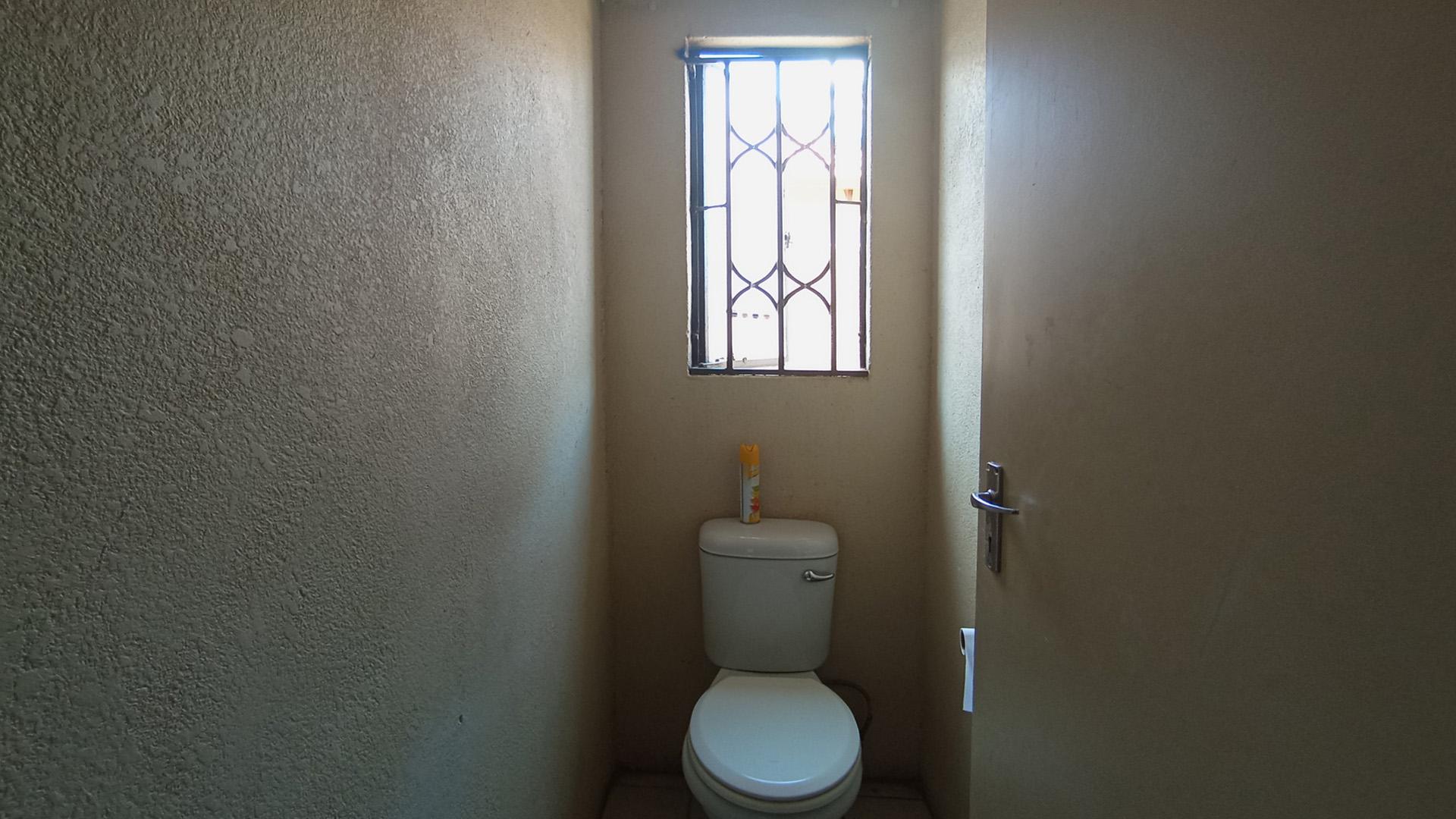 Bathroom 2 - 2 square meters of property in Soshanguve East