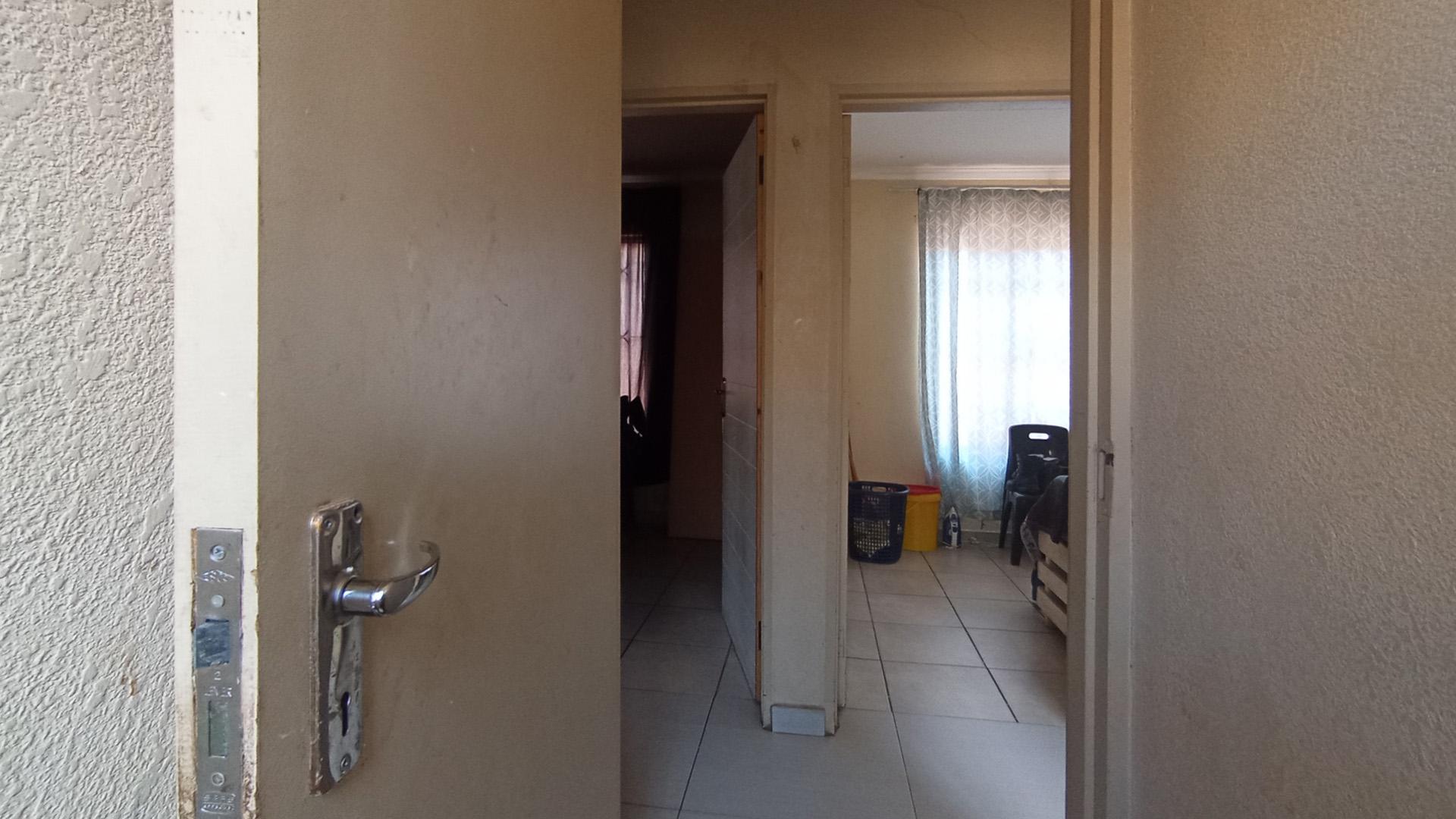 Bathroom 2 - 2 square meters of property in Soshanguve East