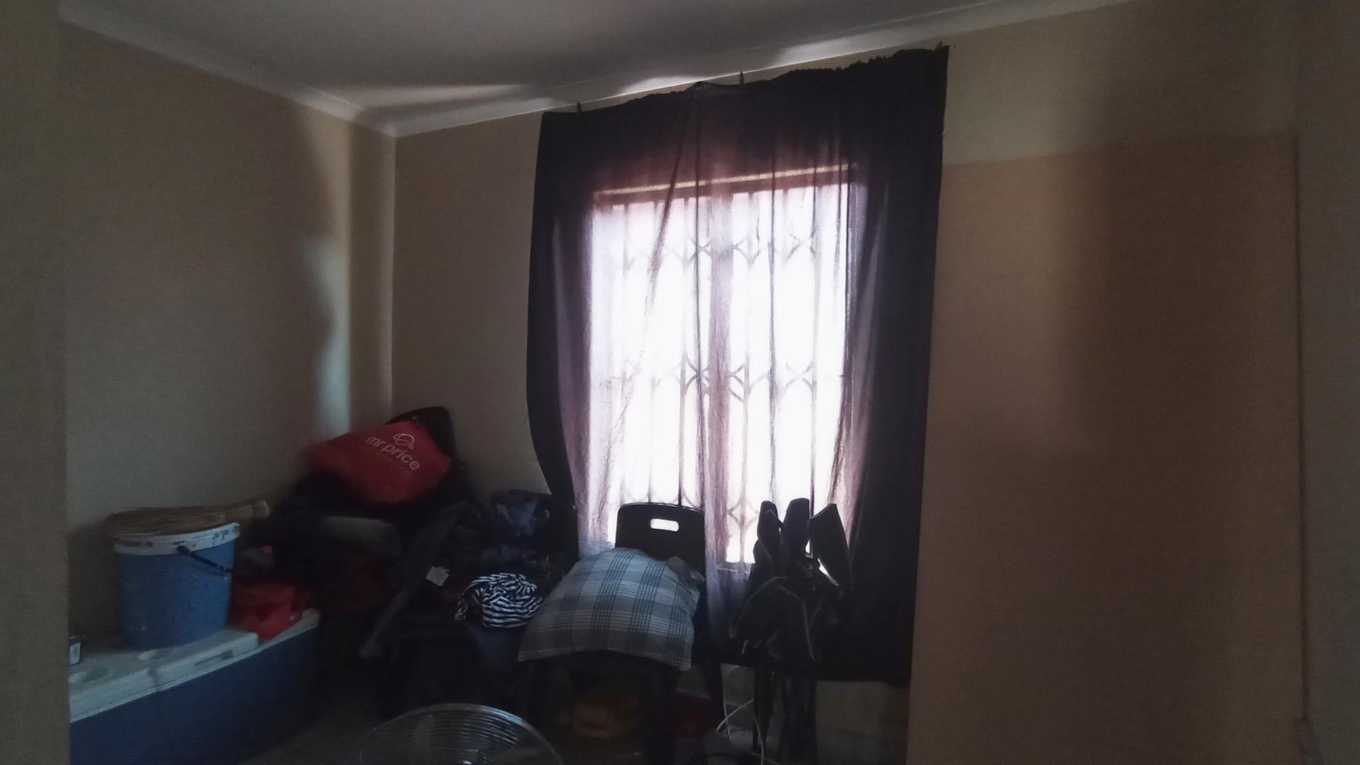 Bed Room 2 - 9 square meters of property in Soshanguve East