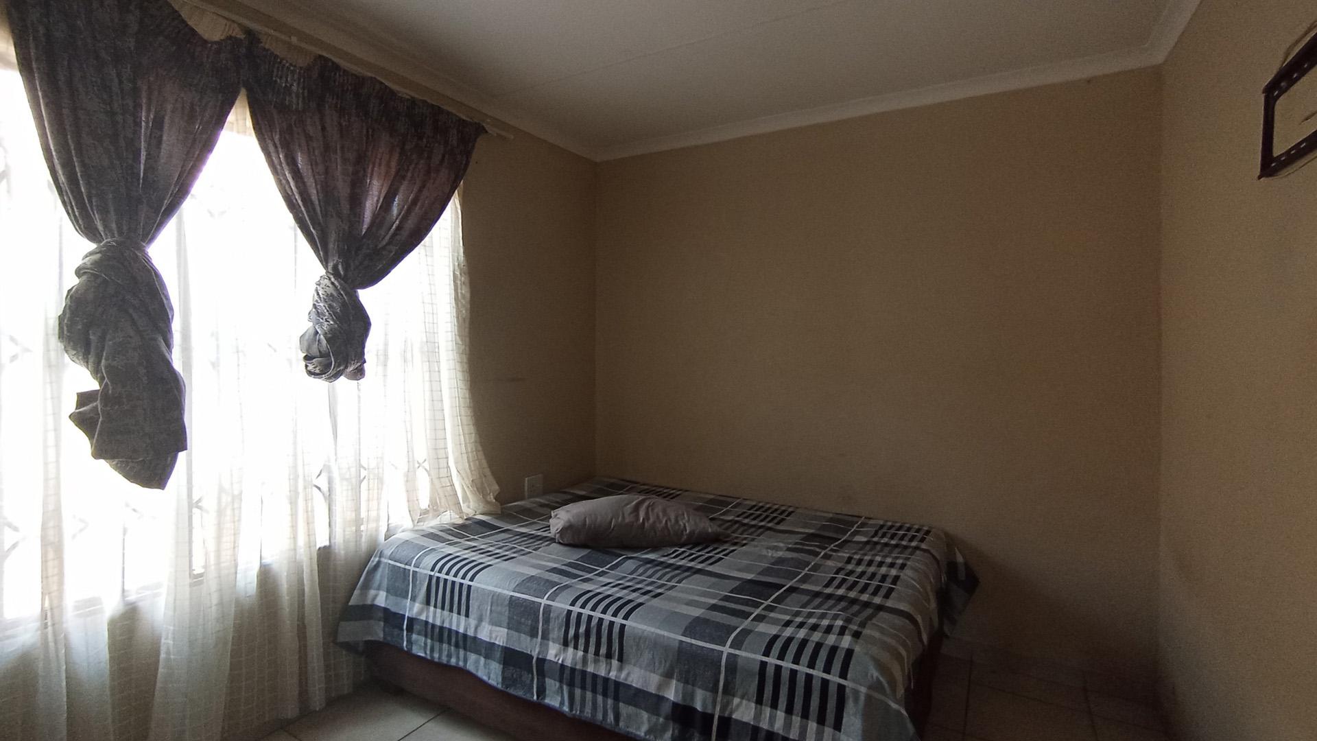 Bed Room 3 - 12 square meters of property in Soshanguve East