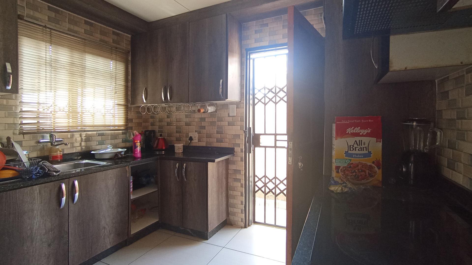 Kitchen - 6 square meters of property in Soshanguve East