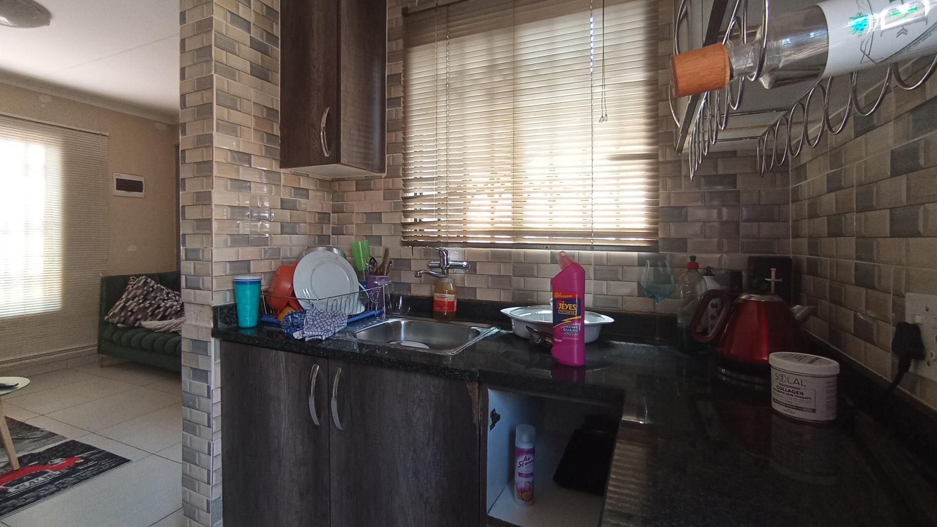 Kitchen - 6 square meters of property in Soshanguve East