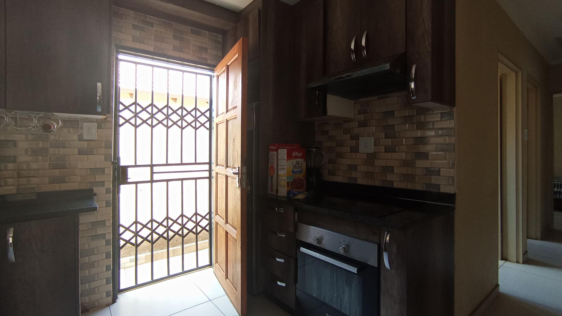 Kitchen - 6 square meters of property in Soshanguve East