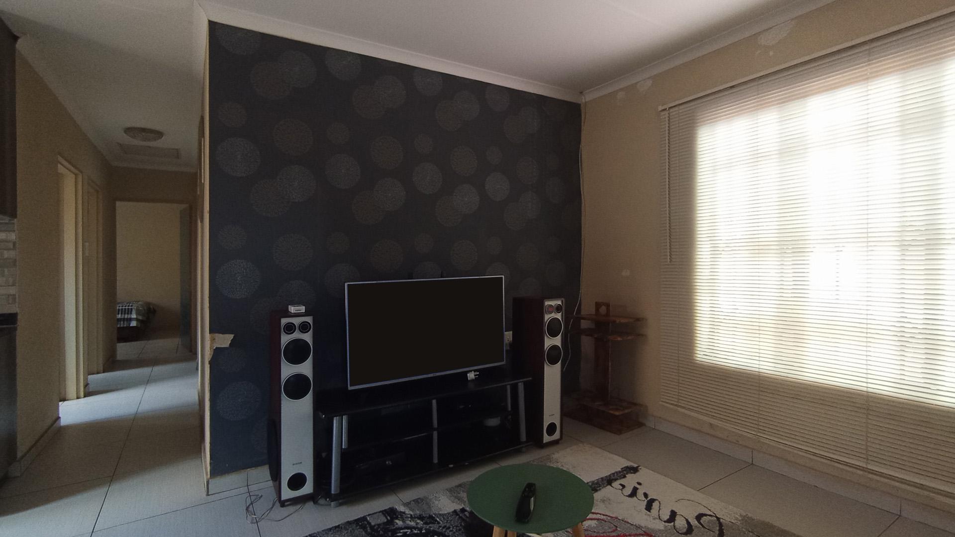 Lounges - 11 square meters of property in Soshanguve East