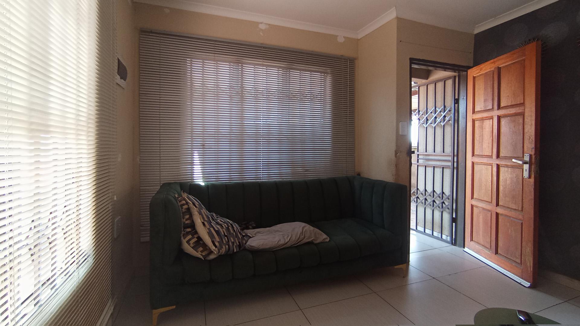 Lounges - 11 square meters of property in Soshanguve East