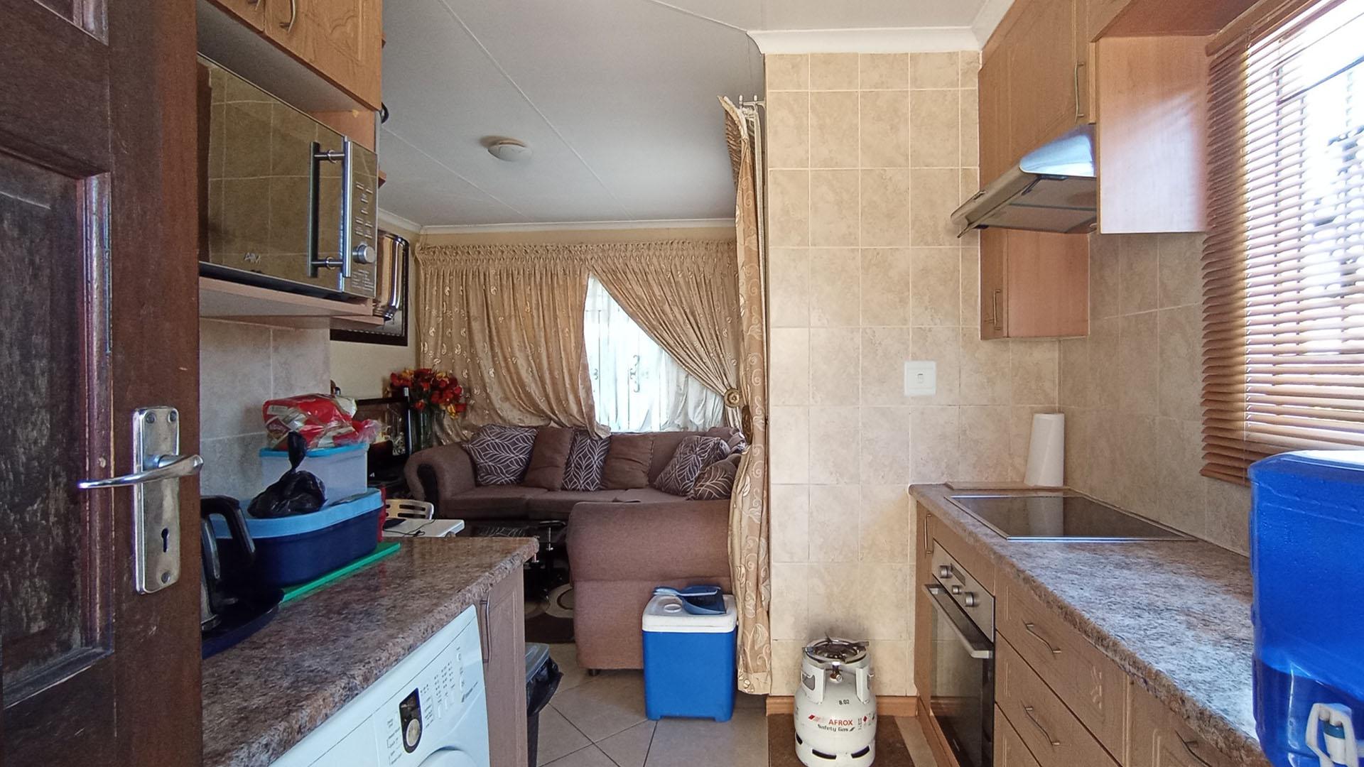 Kitchen - 6 square meters of property in Soshanguve