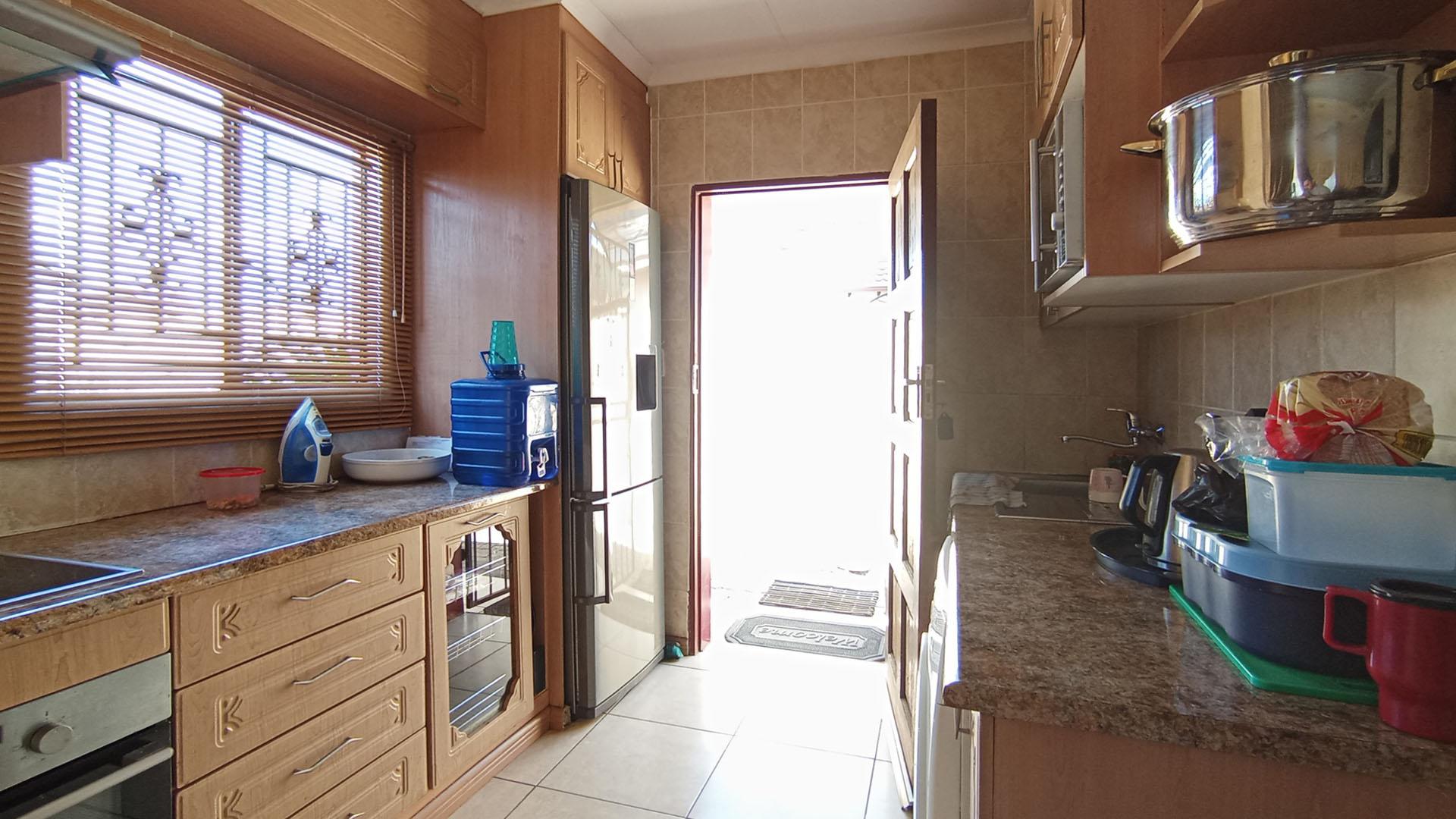 Kitchen - 6 square meters of property in Soshanguve