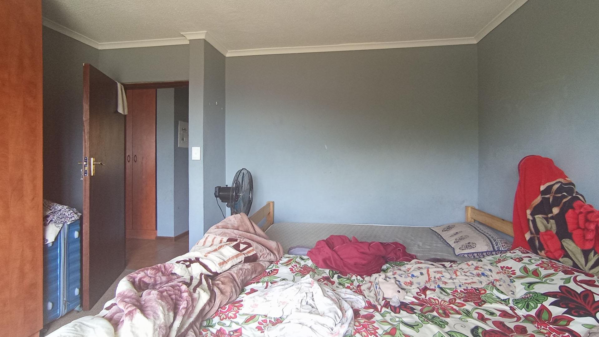 Bed Room 1 - 17 square meters of property in Montana Tuine