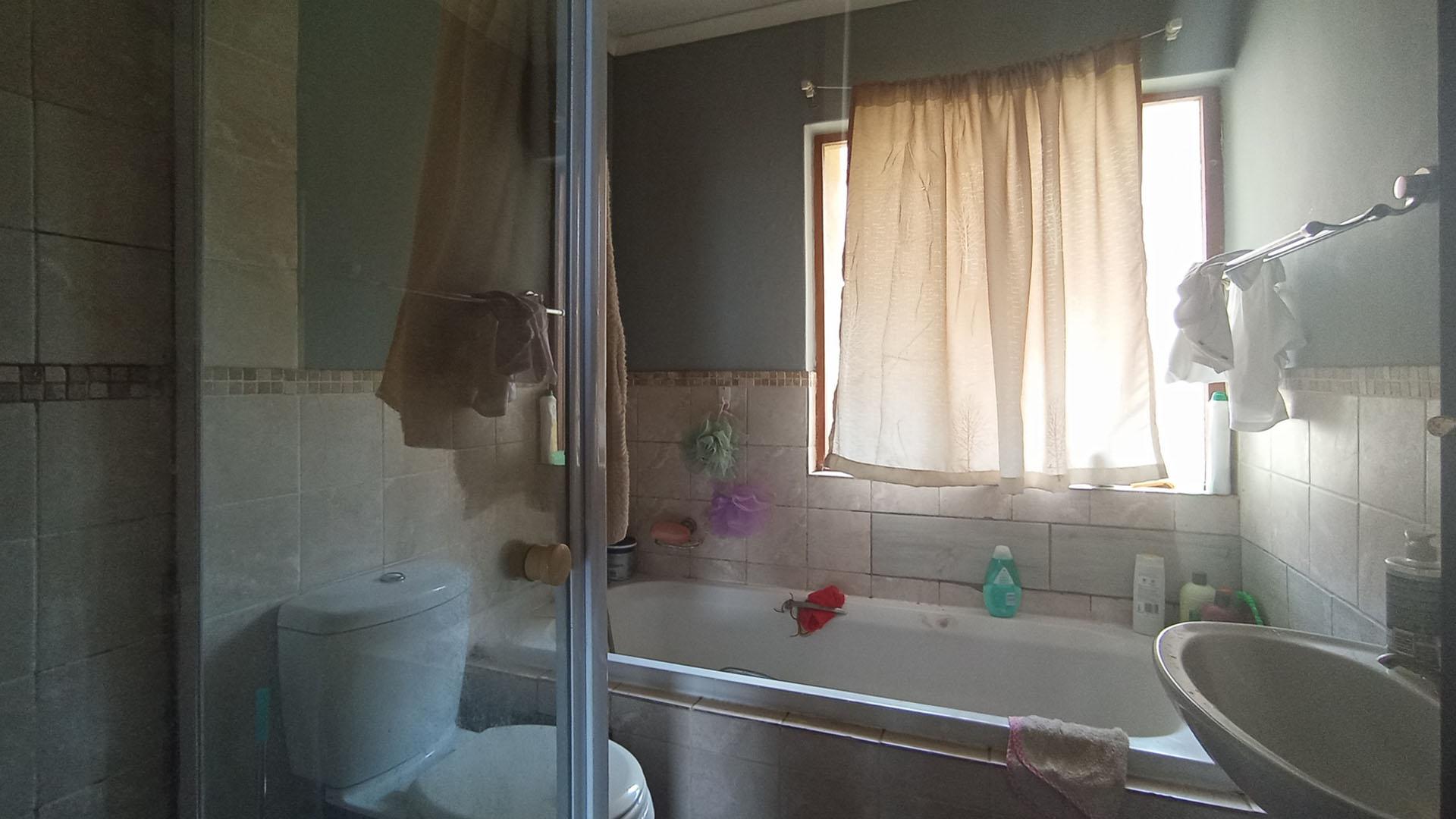 Bathroom 1 - 4 square meters of property in Montana Tuine