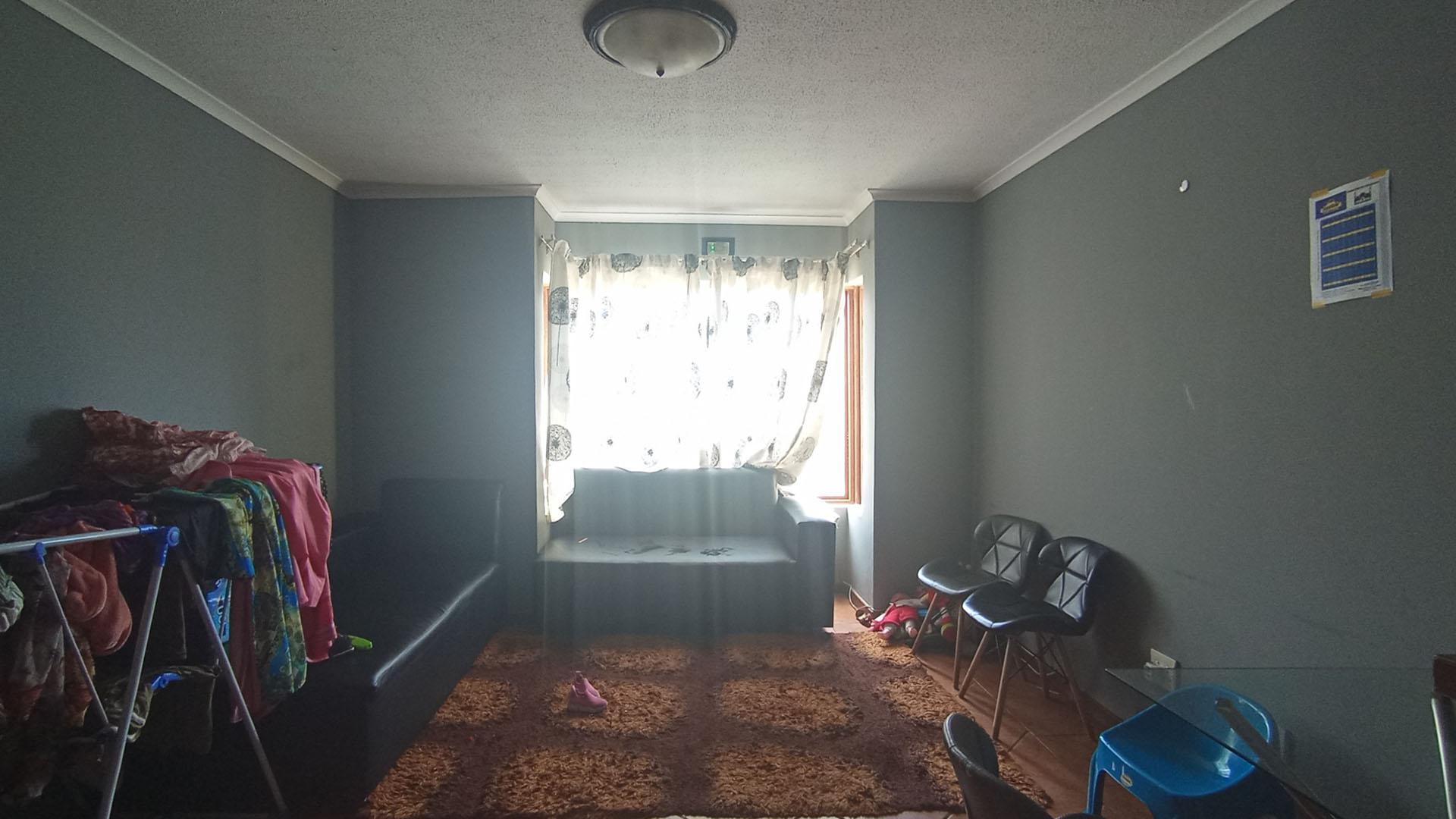 Lounges - 17 square meters of property in Montana Tuine